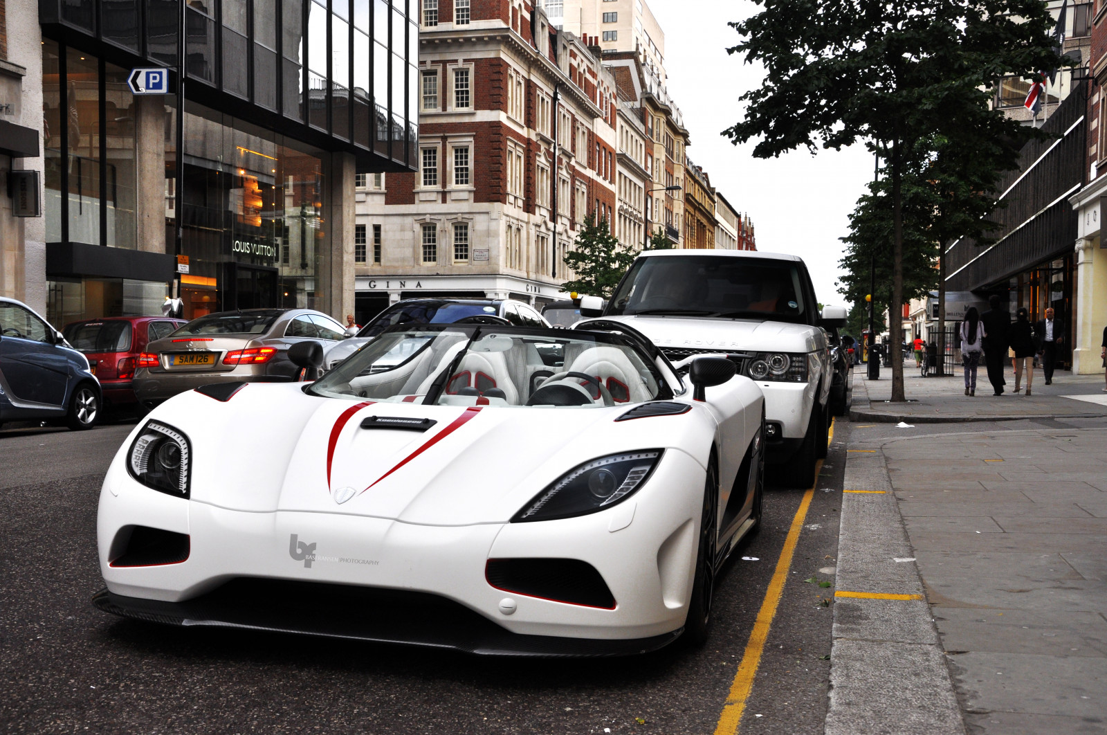 auto, silnice, pozemní vozidla, motorové vozidlo, bílý, vozidlo, ulice, sportovní auto, automobilového designu, superauto, fotografování, kolo, výkon auta, automobilový exteriér, luxusní vůz, automotive wheel system, městské auto, okraj, technika, limuzína, město, závodní auto, auto part, budova