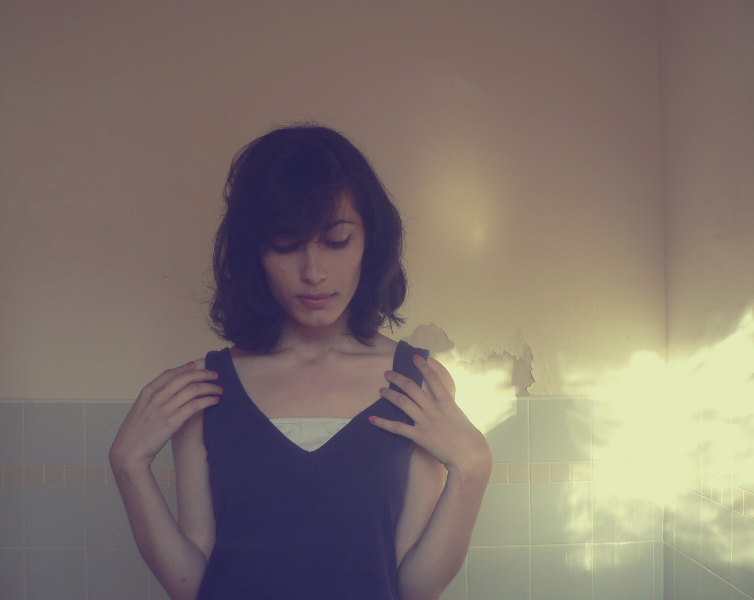 rosa, blu, ombra, ritratto, donna, Marrone, Sole, auto ritratto, riflessione, finestra, acqua, ragazza, camicia, se stesso, bagno, luci, specchio, colori, braccia, pelle, superiore, spoglio, camera, toccare, piastrelle, vasca da bagno, stretto, Walkk