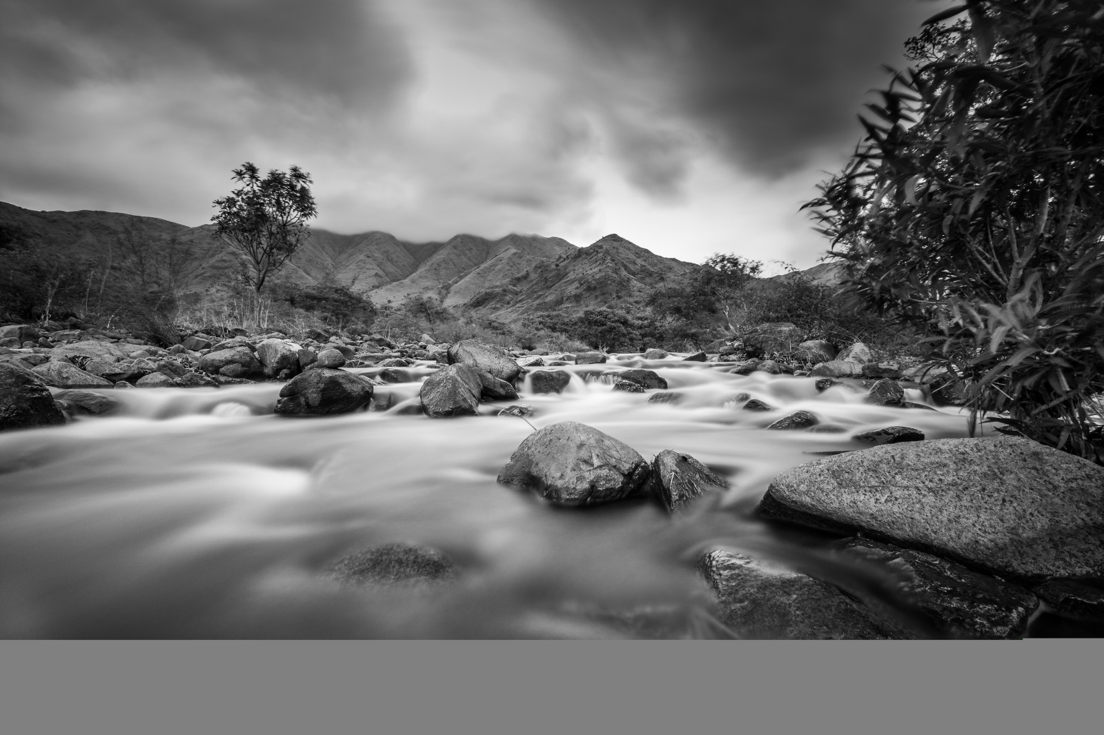 krajina, les, černobílý, voda, Skála, Příroda, sníh, zima, řeka, Kánon, Filipíny, divočina, proud, M, dlouho, expozice, mrak, strom, hora, sezóna, Mirrorless, flickrunitedaward, eos, ngc, pády, atmosférický jev, Černý a bílý, monochromatické fotografování, Zambales