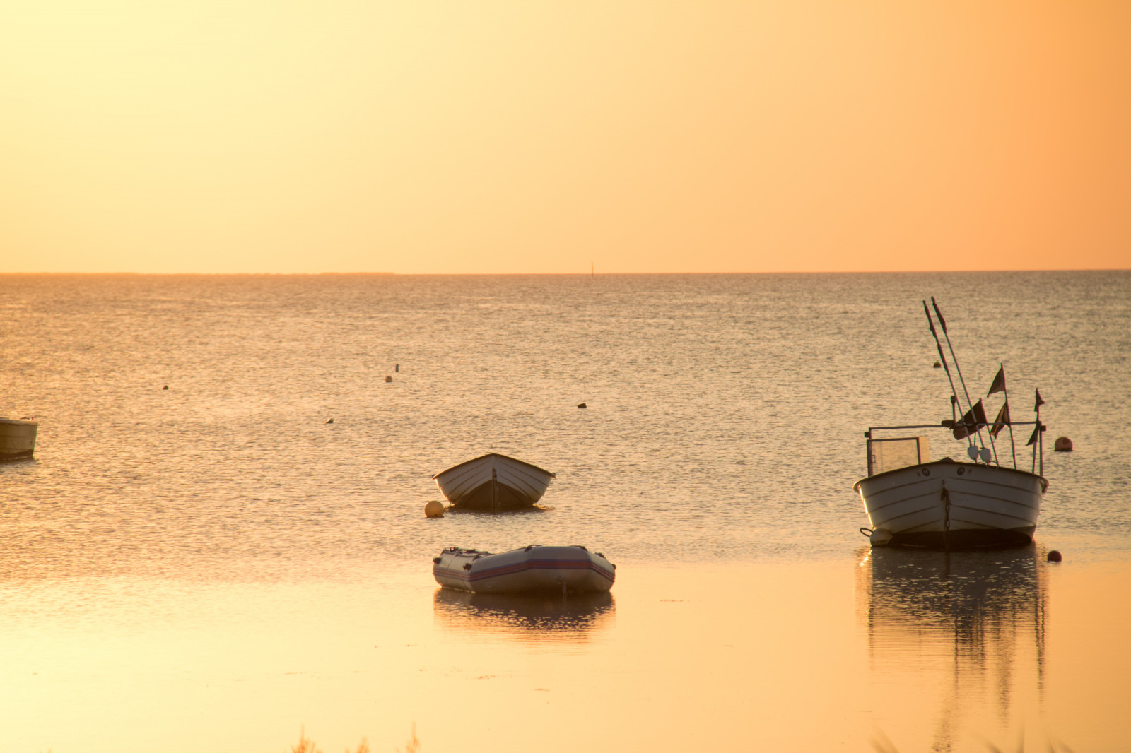 loď, západ slunce, moře, záliv, voda, pobřeží, písek, odraz, nebe, pláž, svítání, večer, ráno, pobřeží, horizont, soumrak, slunce, mrak, svítání, oceán, zlatá hodina, vlna, nebe, solnedg ng, vatten, fiskehoddorna, hav, b t, moln, h llviken, exif modelu canoneos760d, geocountry, Kamera aby kánon, geocity, Model fotoaparátu canoneos760d, geostate, geolocation, EXIF čočka efs18200mmf3556is, exif aby kánon, EXIF isospeed 100, EXIF otvor 63, exif focallength 180mm, gyllenetimmen, přírodní prostředí, atmosférický jev