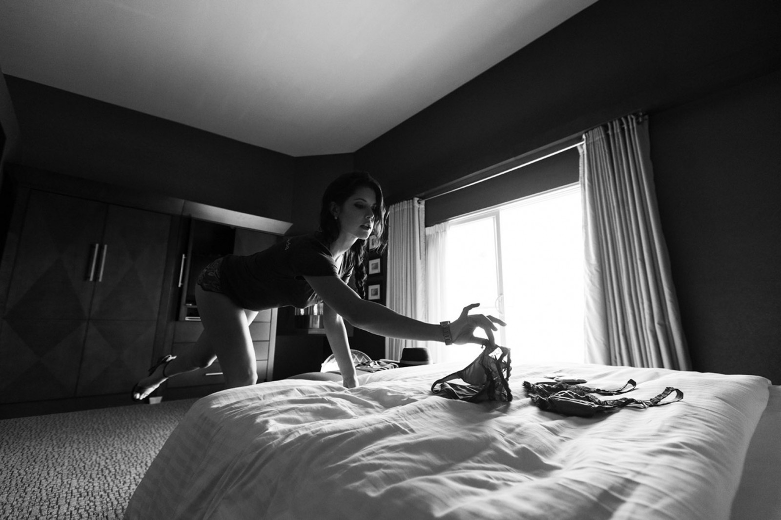 Amanda Cerny, model, Kvinder, monokrom, lingeri, ben, høje hæle, bøjet over