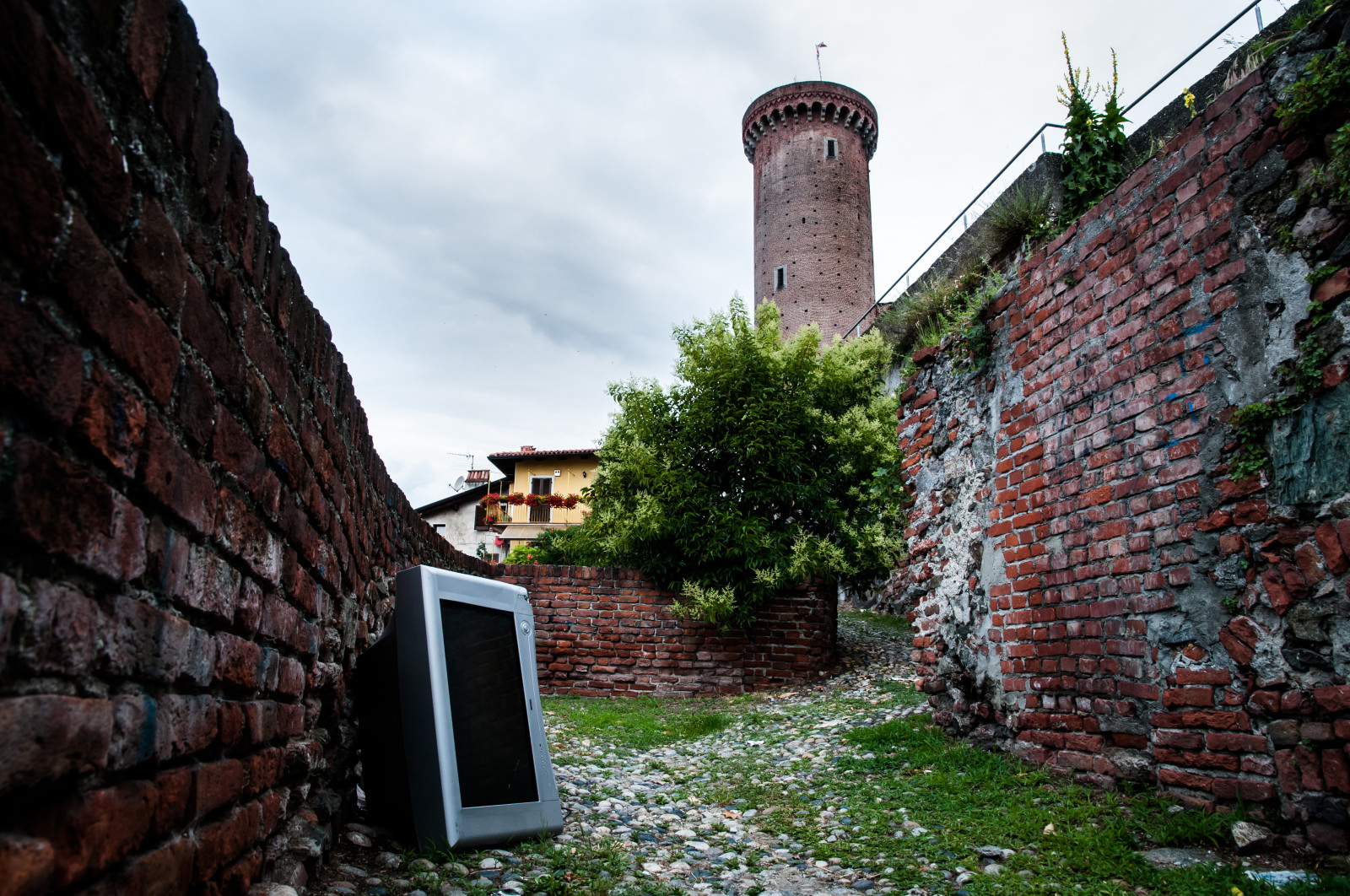 okno, budova, nebe, stěna, Dům, vesnice, hrad, věž, dějiny, televize, zřícenina, chalupa, strom, fotografie, střecha, castello, fasáda, maratón, televize, Televize, Ivrea, Eporedia, Informazione, Ivreaphotomarathon2014, Myrobiii