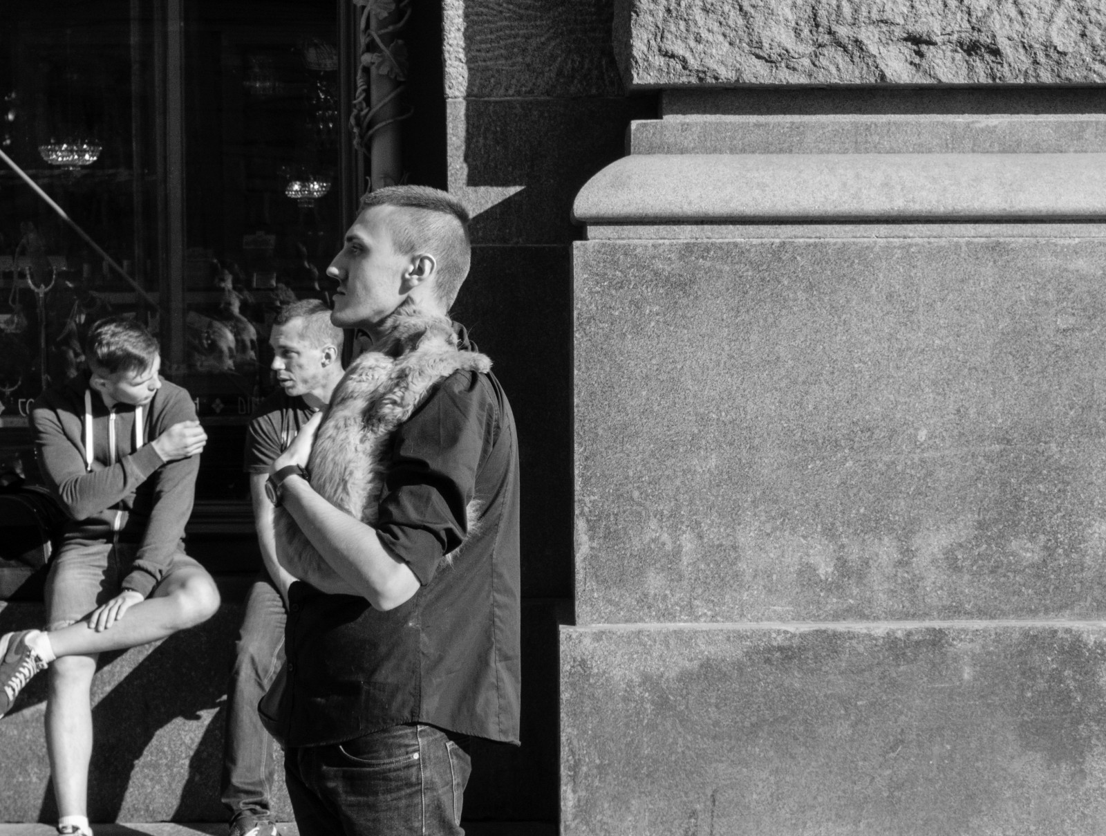 bílý, Černá, černobílý, město, ulice, sedící, silnice, fotografování, socha, infrastruktura, dp2m, příběhy, fotografie, Černý a bílý, monochromatické fotografování, lidských pozice, Film noir