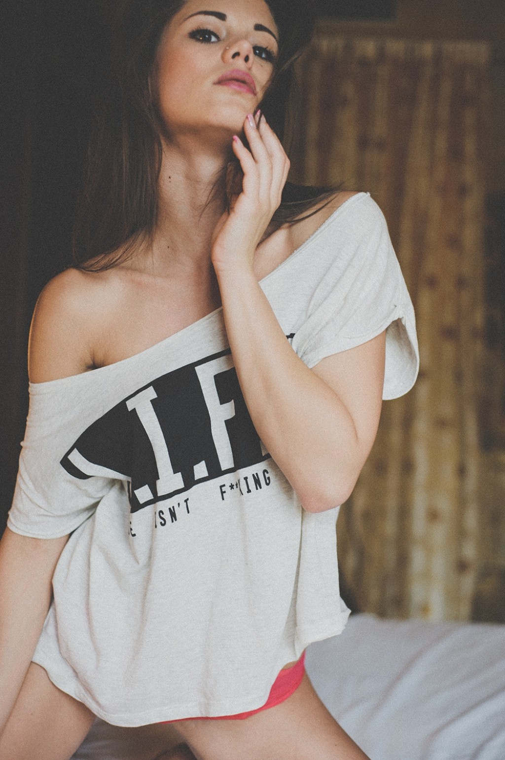 ansigt, hvid, model, T-shirt, langt hår, ben, seng, i seng, fotografering, sort hår, brune øjne, mørkt hår, mode, boobs, trusser, Mark ta Stroblov, Person, hud, tøj, supermodel, pige, skønhed, kvinde, hånd, dame, finger, ben, frisure, Photo shoot, nøgenmodel, mave, menneskelige legeme, lår