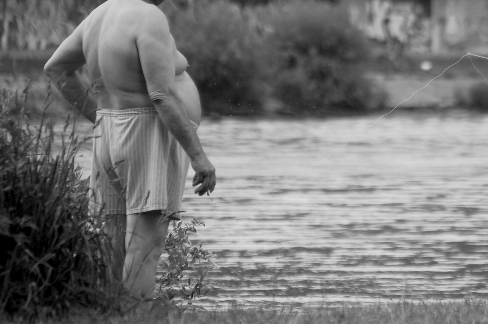 Obrázky na plochu park, muž, tráva, rieka, nahý, rybár, spodná