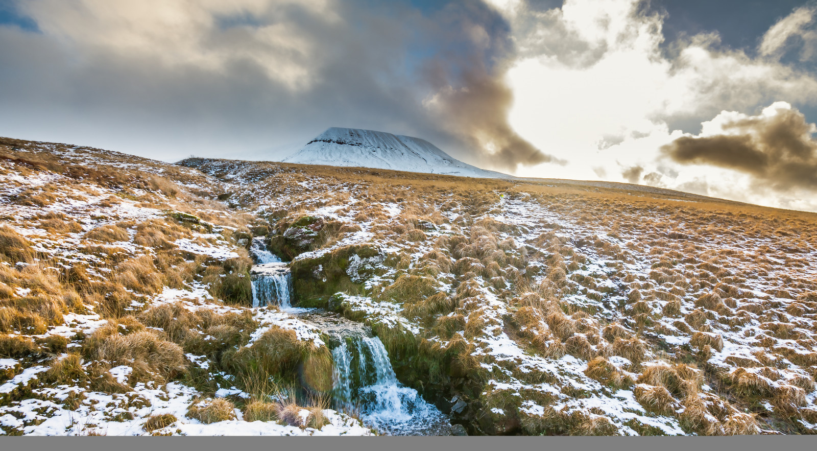 slunečnímu záření, krajina, moře, kopec, voda, Skála, Příroda, tráva, sníh, zima, zelená, řeka, slunce, skály, Nikon, kámen, divočina, proud, Alpy, plošina, Wales, mrak, hora, záře, počasí, sezóna, geologie, horských reliéf, landform, geografický rys, pohoří, brecon, majáky