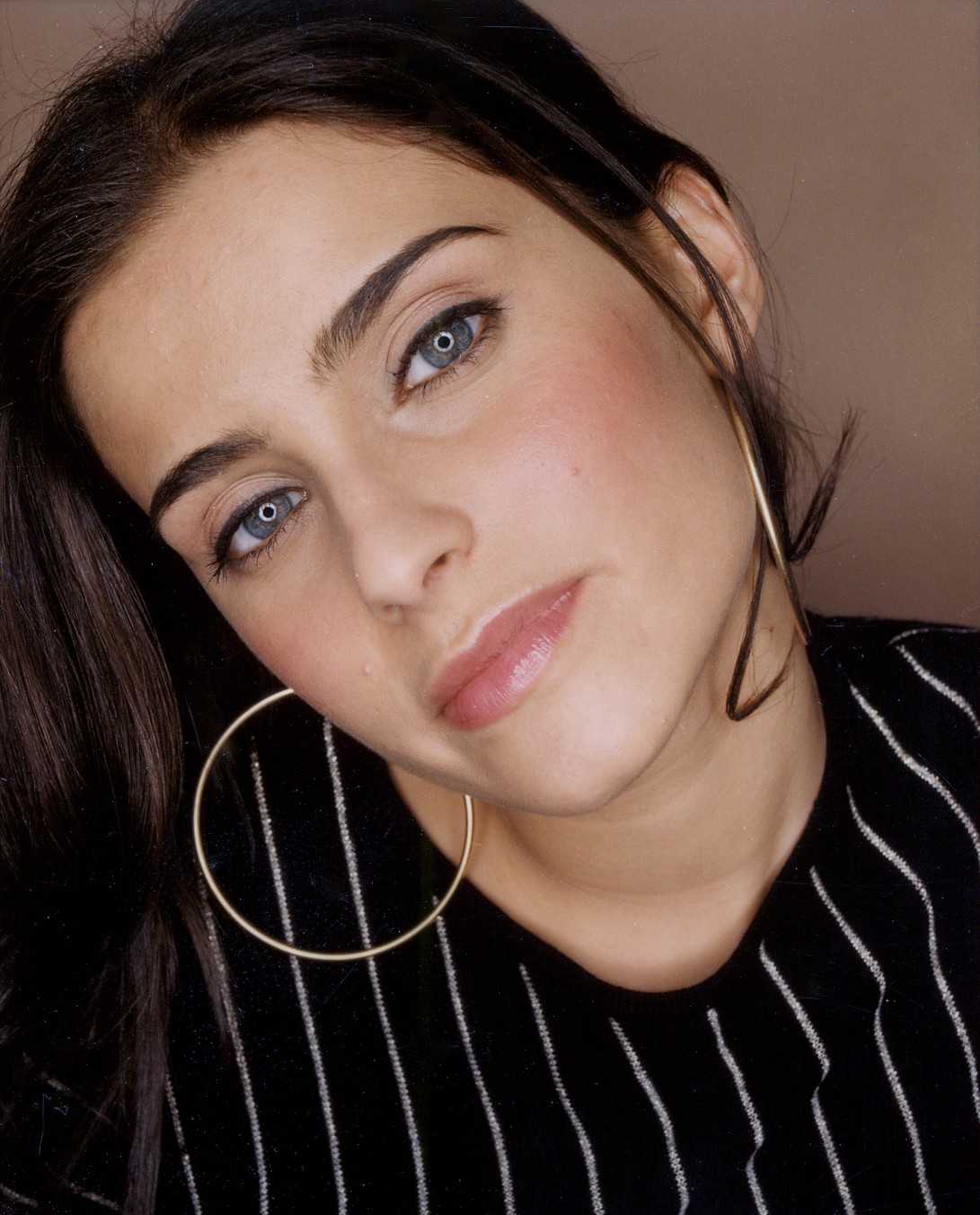 Nelly Furtado, laulaja, ruskeaverikkö, naiset, kanadalainen, siniset silmät, yksinkertaista taustaa