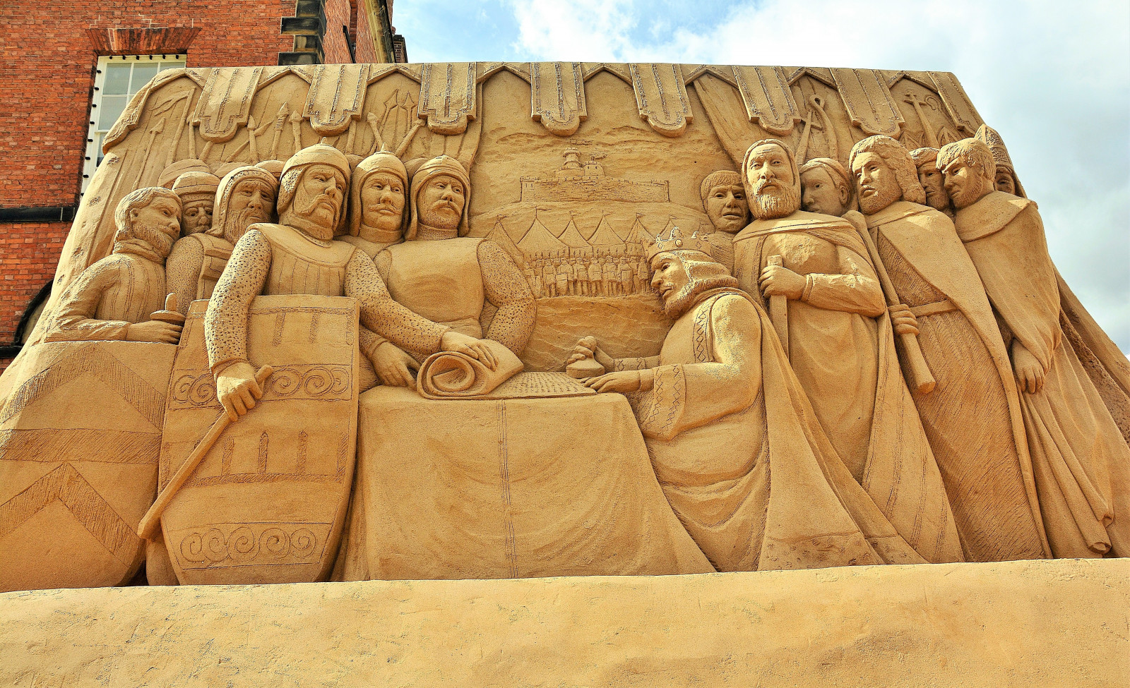 Tempel, Sand, Holz, England, Schloss, Skulptur, Statue, Krone, britisch, Museum, Gefängnis, mittelalterlich, Vereinigtes Königreich, Monument, Recht, KUNST, Material, Gericht, Lincoln, Grossbritannien, Englisch, Großbritannien, Lincolnshire, Gb, Großbritannien, Carving, Relief, alte Geschichte, archäologische Fundstätte, Steinschnitzerei, Hindu-Tempel, Ägyptischer Tempel, Ostmidlands, Midlands, Börsennotierung, Stele, Mittelalter, Countyhall, Lincolncastle, normannisch, Gradeilistedbuilding, Lincolncrowncourt, Crown Court, Lincolncountyhall, Assizecourts, William der Eroberer, Gericht, Magna Carta, Kingjohn, Gradei, Westgate, Festival800, Magnacartasandskulptur, Sand Skulptur