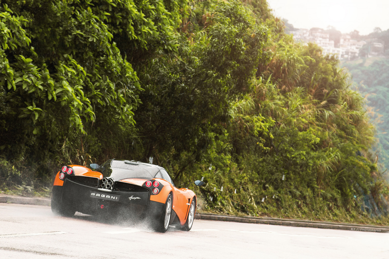 landskab, bil, græs, køretøj, regn, vej, orange, sportsvogn, væddeløb, Pagani, Huayra, asfalt, coupe, ydeevne bil, Hypercar, eksotisk, AMG, træ, vejr, plante, regnfuld, race, hong, kong, superbil, hurtig, hongkong, worldcars, turbo, motorsport, v12, kulstof, bildesign, automotive exterior, racerbil, luksus køretøj, racerbane, auto racing, fiber, kompakt bil, motor køretøj, samlingspunkt, World Rally Championship