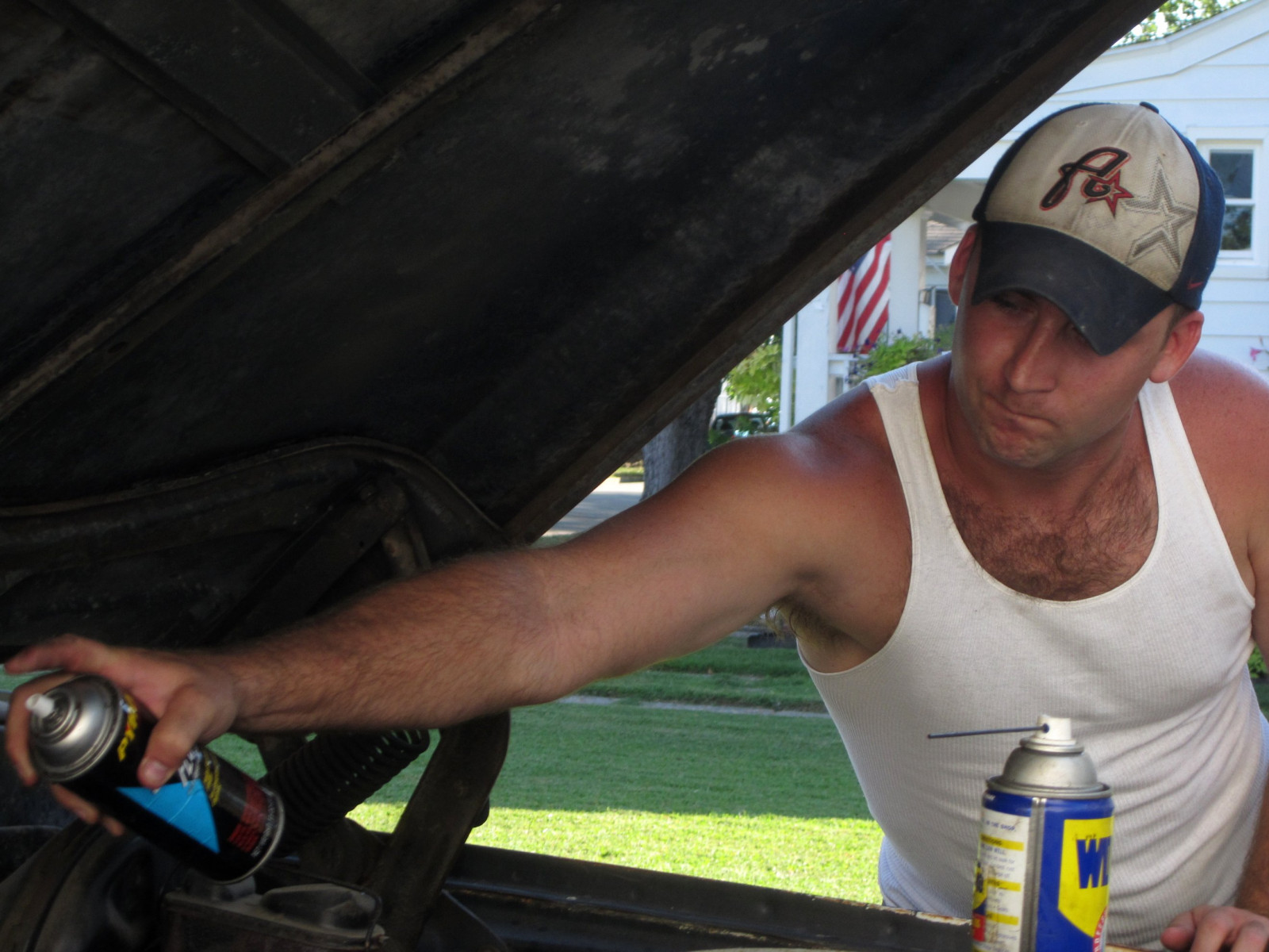 okulary słoneczne, samochód, kapelusz, pojazd, Pogoń, człowiek, koło, dłoń, zabawa, wyścigi, przyjaciel, chłopak, męski, mięsień, ramię, rekreacja, Czapka z daszkiem, Tim, sąsiad, Sprzęt ochrony osobistej, bezrękawnik, część samochodowa, Wnęki, Pacha, złota rączka, Prace inżynierskie