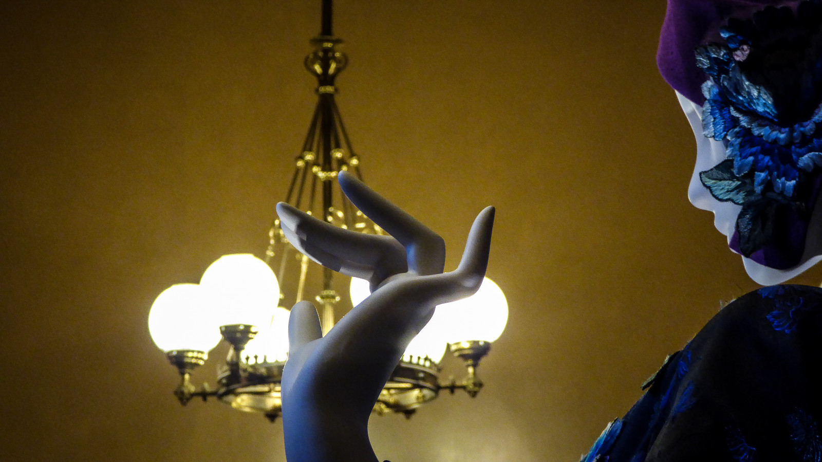 bílý, nachový, šaty, žlutý, modrý, hnědý, móda, zlato, muzeum, prsty, Adelaide, Mannequin, UMĚNÍ, světlo, osvětlení, víčko, představení, výstava, lustr, tma, lumix, elegantní, panské sídlo, performance, svítidlo, múzických umění, theen, northterrace, ayershouse, missfishersmurdermysteries