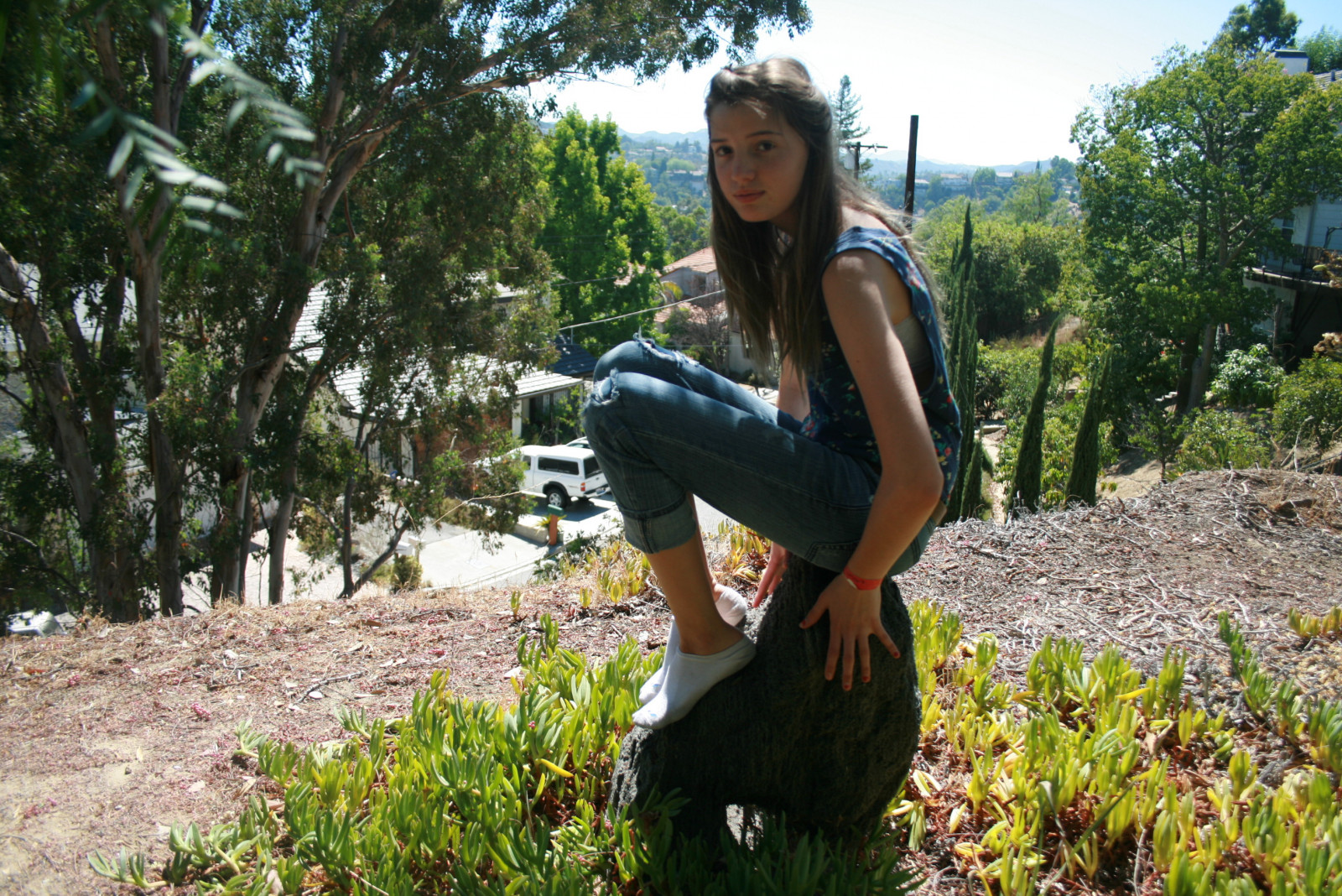 stromy, krajina, listy, hory, ženy, model, blondýnka, ruce, květiny, zahrada, ulice, kopec, auto, tráva, rostliny, ponožky, fotografování, náramky, džíny, Cestovní ruch, bláto, zelená, modrý, košile, kopce, Nohy, fotograf, móda, špína, vlasy, kruh, džungle, hřebíky, prsty, květinový, kůra, dovolená, strom, cestovat, list, oběžník, Pohled, rostlina, dívka, dáma, cars, kolo, zábava, vysoký, domy, styl, fotografie, Jean, modelování, modely, styling, náramek, rekreace, blond vlasy, dřevina, tráva rodina, floralshirt, treestump, modré triko, stylizovaný, špinavá blondýna, Dirtyblondehair, Přátelé, Floralblueshirt