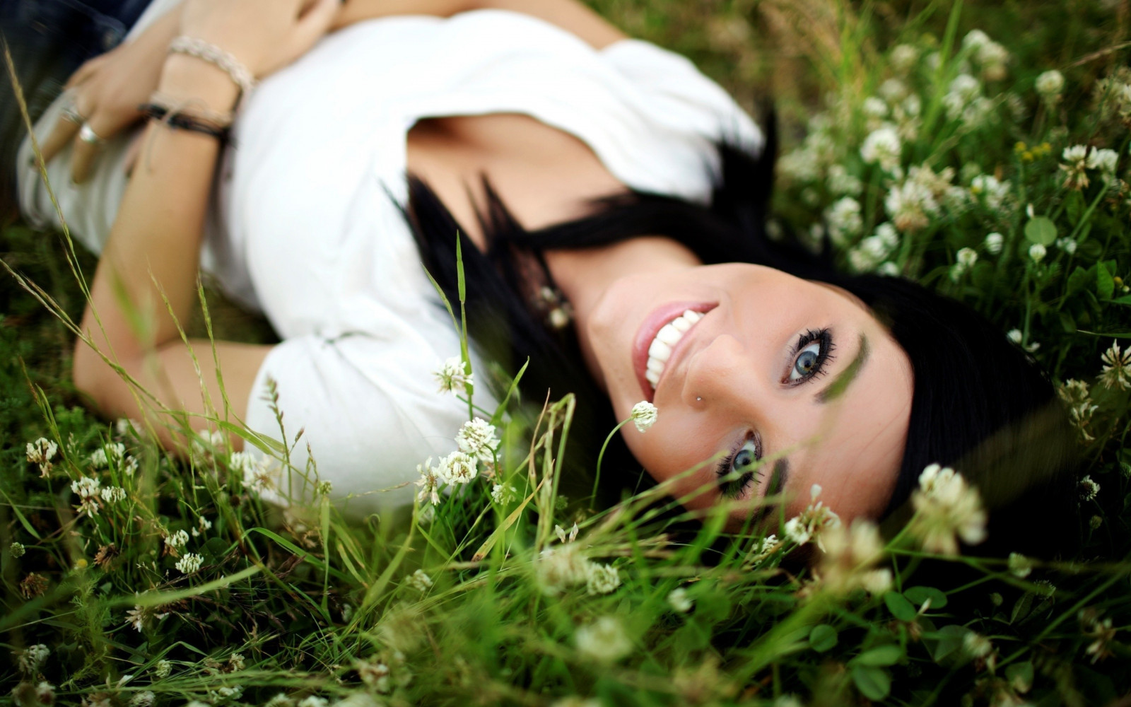 sollys, Kvinder udendørs, Kvinder, model, portræt, græs, fotografering, kjole, smilende, grøn, sort hår, forår, Person, hud, romantik, barn, blomst, plante, pige, skønhed, øje, kvinde, dame, brud, fotografi, eng, blond, græsplæne, 2560x1600 px, portrætfotografering, Photo shoot