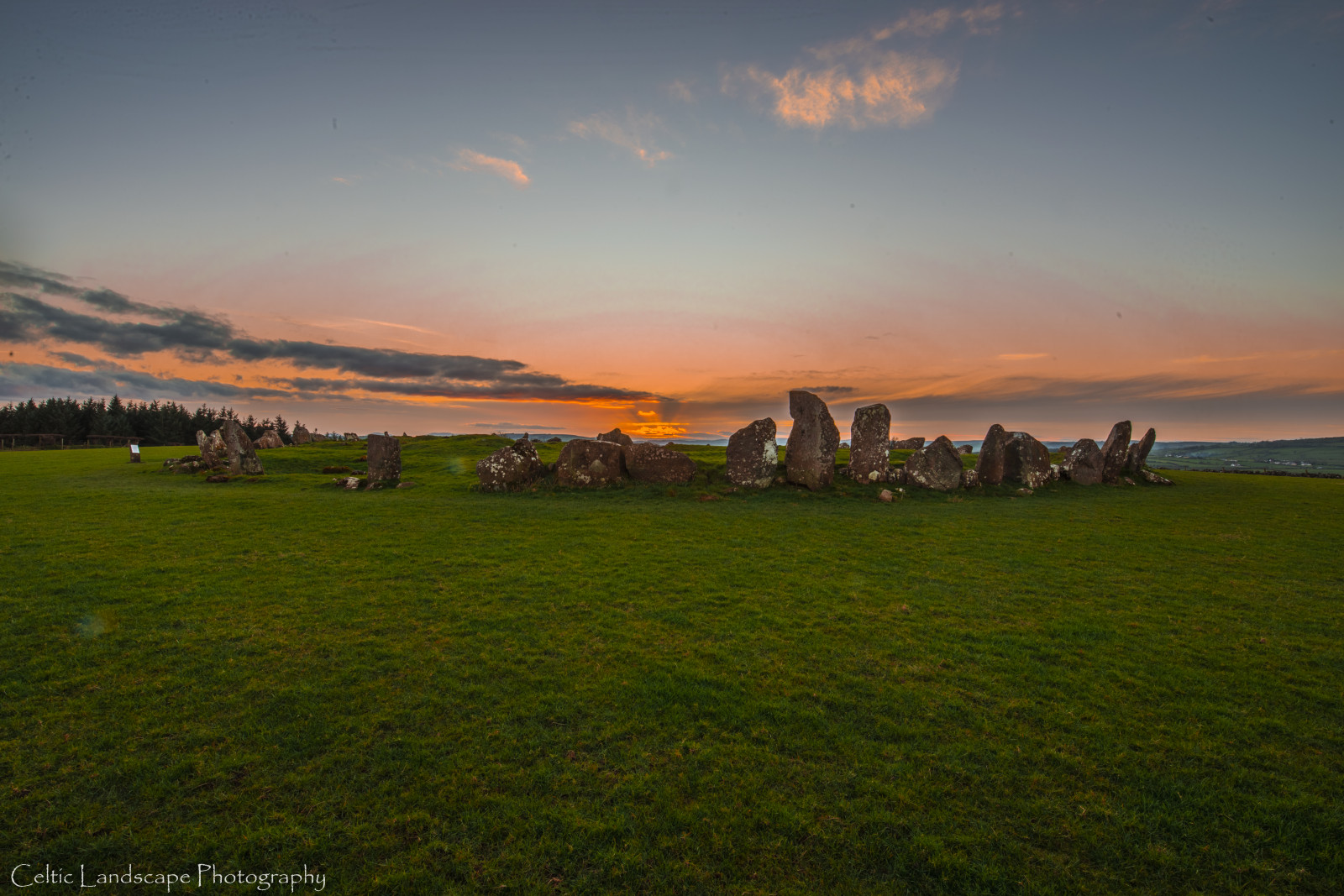 Sonnenlicht, Landschaft, Sonnenuntergang, Hügel, Natur, Gras, Himmel, Feld, Sonnenaufgang, Abend, Morgen, Bauernhof, Horizont, Kreis, Atmosphäre, Stein, Irland, Dämmerung, Donegal, Wolke, Baum, Dämmerung, Wiese, Pflanze, Weide, Wiese, Ebene, Prärie, ländliches Gebiet, Meteorologisches Phänomen, neolithisch, Rapho, Gürtel
