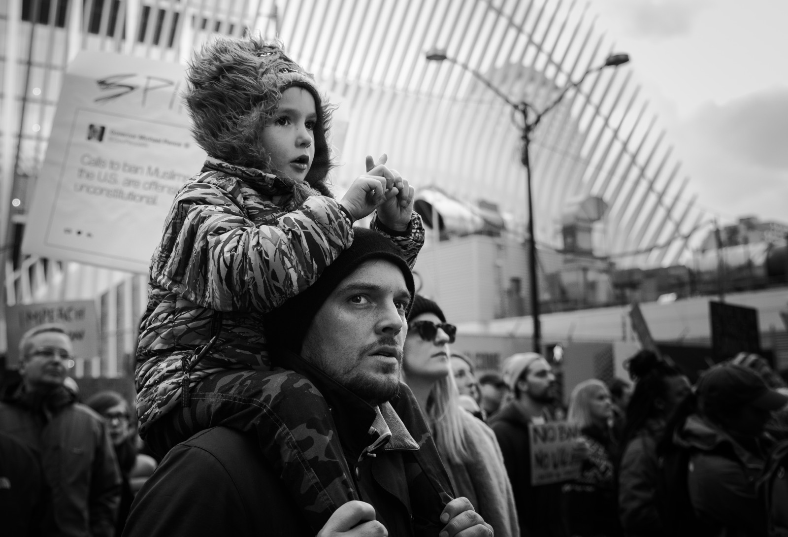 lidé, Černá, černobílý, město, ulice, silnice, fotografování, Nikon, Manhattan, Zákaz, politika, York, infrastruktura, bezpečný, Donald, 2017, Tamron, Nový, dívka, F, newyork, zábava, trumf, styl, fotografie, nyc, protest, dav, D800, politický, momentka, D800E, tagy, 2470, další, vy, Černý a bílý, monochromatické fotografování, interakce, photoadd, přistěhovalectví, republikán, demokrat, GOP, buildin