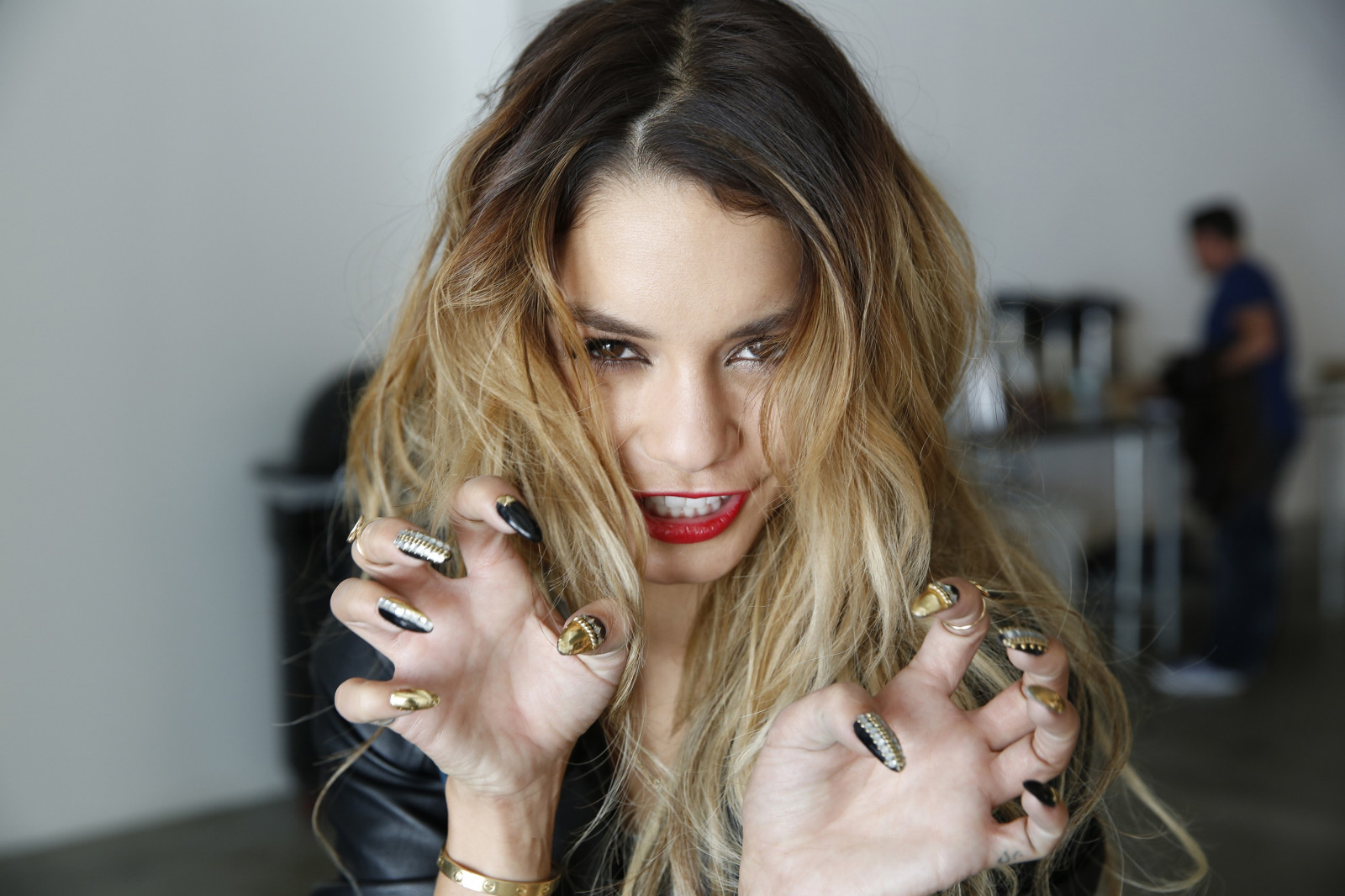 tvář, ženy, model, portrét, blondýnka, brýle, malované nehty, fotografování, šaty, červená rtěnka, móda, vlasy, jaro, Osoba, kůže, hlava, Vanessa Hudgens, dívka, krása, usměj se, oko, žena, dáma, blond, účes, portrétní fotografie, focení, hnědé vlasy, mimika