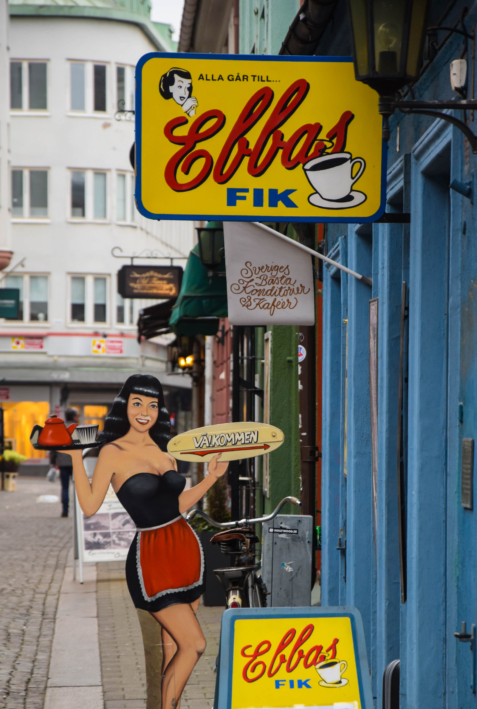 ถนน, ยานพาหนะ, ถนน, สีเหลือง, กาแฟ, ลงชื่อ, สวีเดน, ช้อปปิ้ง, โครงสร้างพื้นฐาน, Sverige, สี, cityview, ย้อนยุค, sk nel n, se, มุมมองถนน, euorpe, เฮลบอร์ก, ebbasfik, Fika, caf, 50 ตัน, swedishfika, 50century, โฆษณา, เขตเมือง