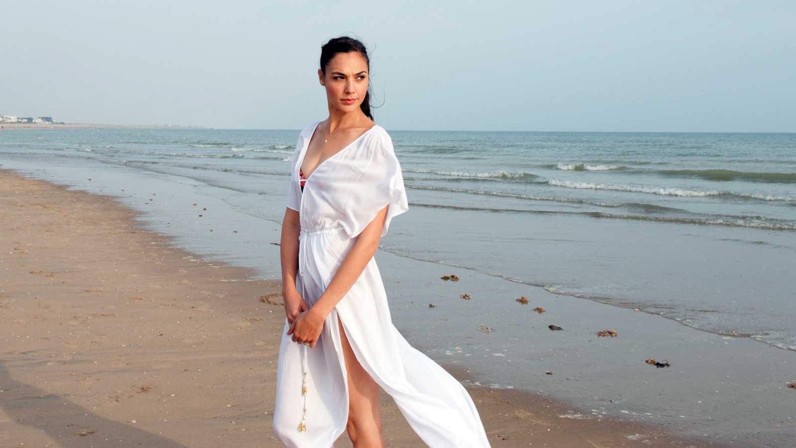 hvid, Kvinder, model, hav, langt hår, sand, brunette, strand, skuespillerinde, kjole, Gal Gadot, mode, bryllupskjole, forår, tøj, pige, skønhed, kvinde, brud, ben, fotografi, kjole, Photo shoot, mave, menneskelige legeme, brude tøj