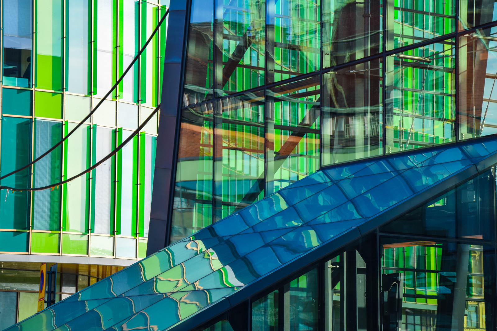 okno, město, architektura, odraz, vlak, symetrie, zelená, sklenka, Švédsko, Evropa, Vzhled interiéru, metropole, Sverige, barva, Pohled, venkovní, sk nel n, se, spegling, sk ne, centrální stanice, Malmo, glasvasen, design, čára, fasáda, urban area, sousedství