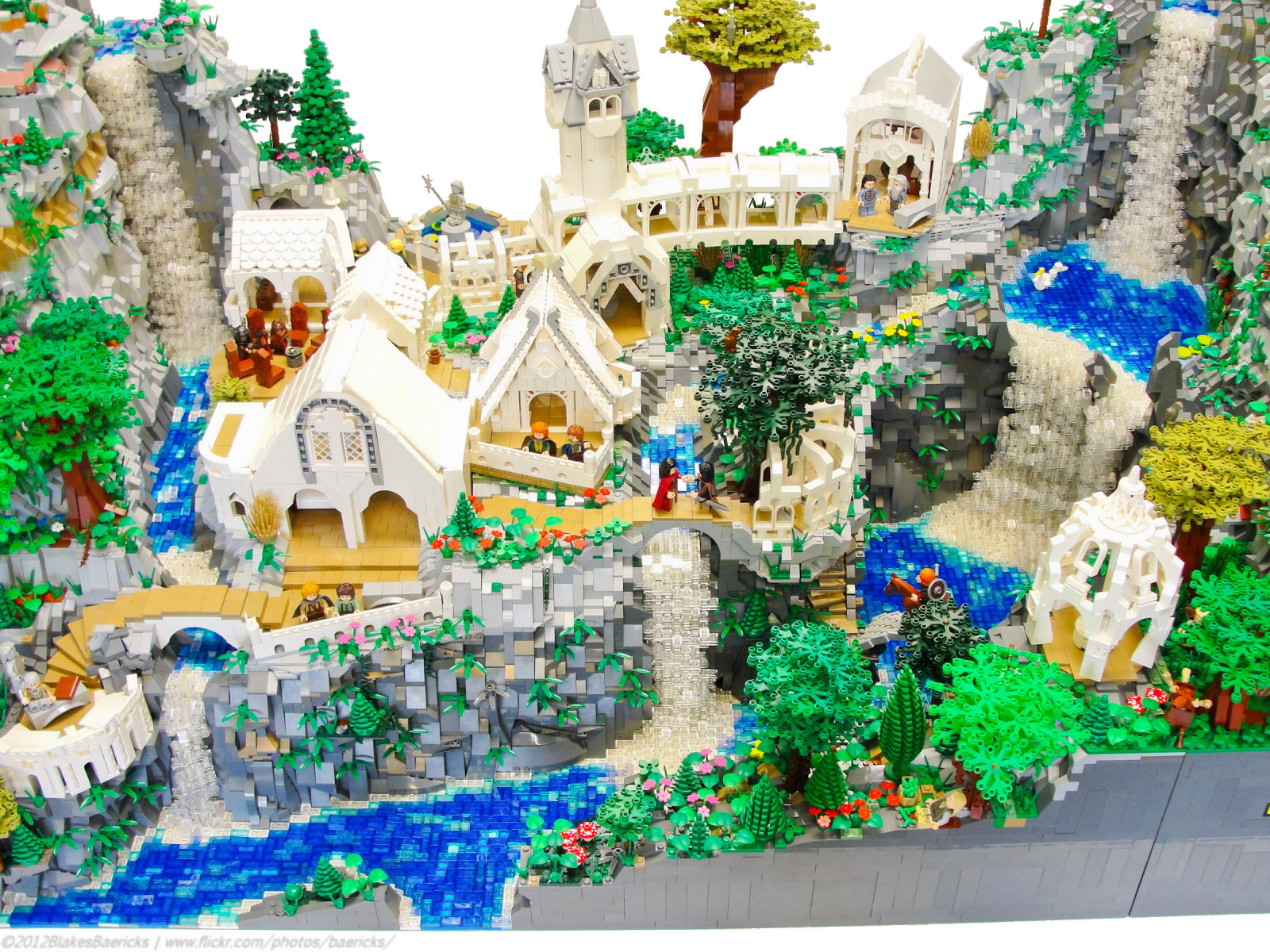 alberi, paesaggio, cascata, uccelli, acqua, piante, Terra, anelli, casa, LEGO, fiume, valle, re, elfi, Legolas, Gandalf, Giocattolo, Jack, tv, sentiero, Sam, fogliame, vincitore, burrone, Renetta, gazebo, Galadriel, Boromir, Arwen, Aragorn, Rivendell, Elrond, Gimli, bellissimo, albero, ultimo, montagna, Due, campagna, libro, anello, Stupefacente, film, pino, allegro, in mezzo, elfo, panoramico, ricreazione, creazione, torri, moc, fi, decorazione natalizia, blake, signore, scena della Natività, ritorno, proprio, topografia, sci, Baer, brickfair, elfs, frodo, borsa, Lorien, Lothlorien, Familiare, Bittner, Loth
