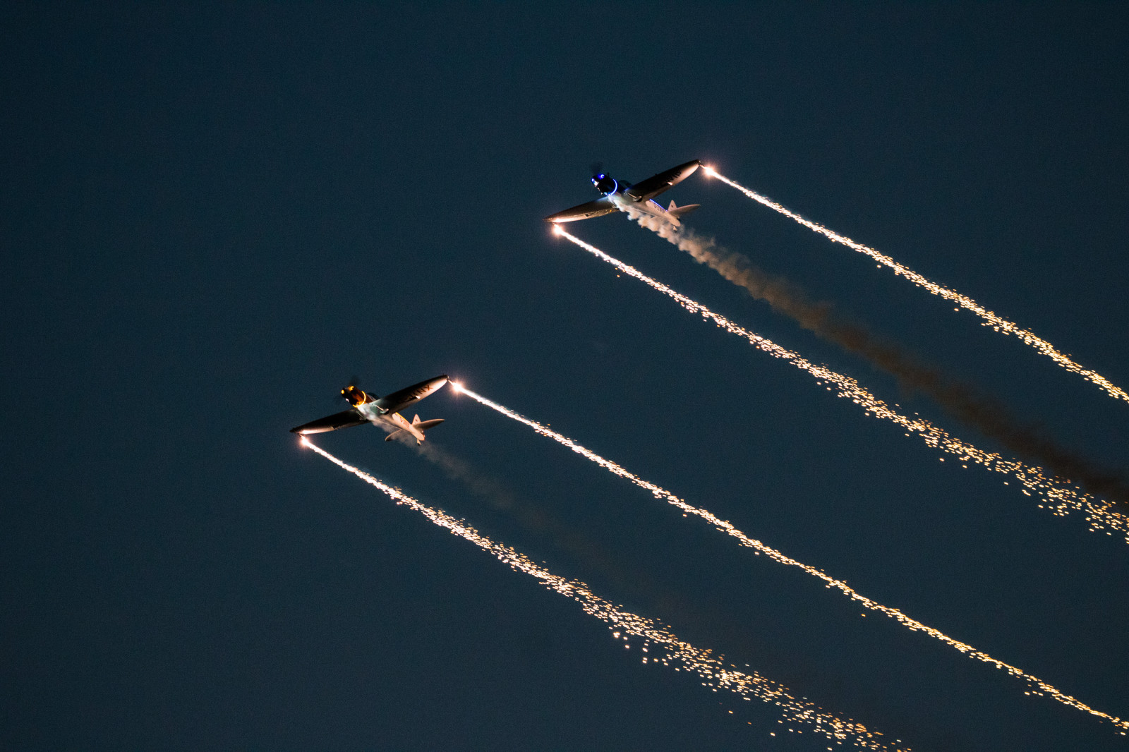 vozidlo, letoun, letadlo, plán, Dánsko, Soumrak, Roskilde, Let, skymning, Danmark, flygplan, letadlo, čára, Airshow, letectví, exif modelu canoneos760d, geocountry, Kamera aby kánon, geocity, Model fotoaparátu canoneos760d, geostate, geolocation, exif aby kánon, exif isospeed 2000, EXIF otvor 50, EXIF ef70300mmf456lisusm čočka, exif focallength 170mm, flyg, roskildeairshow, roskildeflygplats, flyguppvisning, twisteraerobatic, england2xthesilencesa1100twister, křídlo, Atmosféra Země