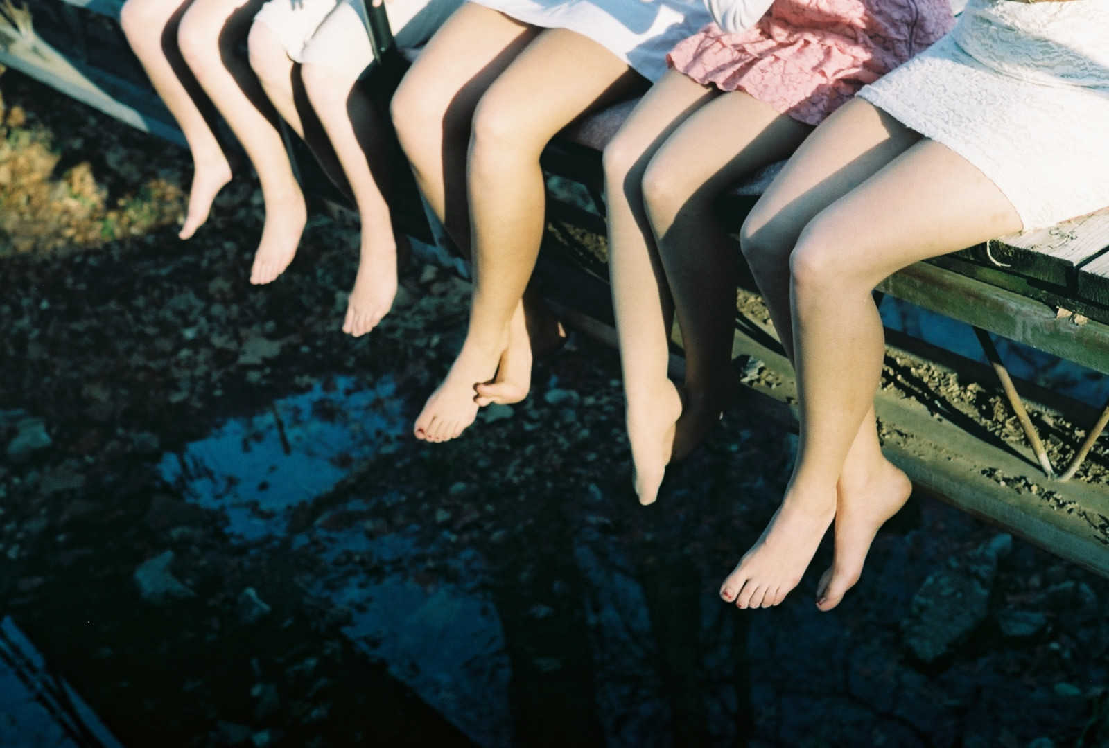 bianca, acqua, gambe, capelli neri, ponte, piedi, collant, pastello, pizzo, Kait, comune, albero, ragazza, ragazze, mano, divertimento, piede, gamba, film, analogico, scarpa, corpo umano, coscia, Dowling, Lacey, gamba umana