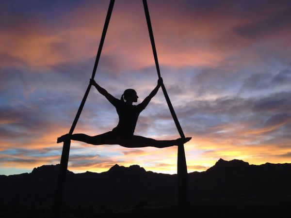 sunlight,sunset,sky,jumping,silhouette,sunrise