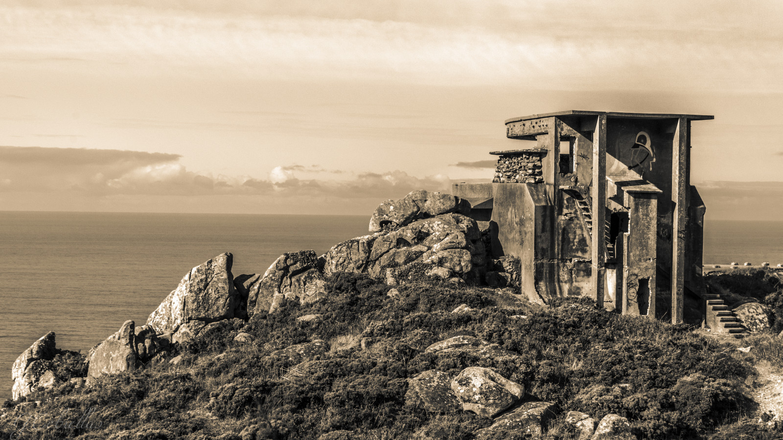cielo, bianco e nero, mare, fotografia in bianco e nero, costa, acqua, roccia, monocromo, stock photography, nube