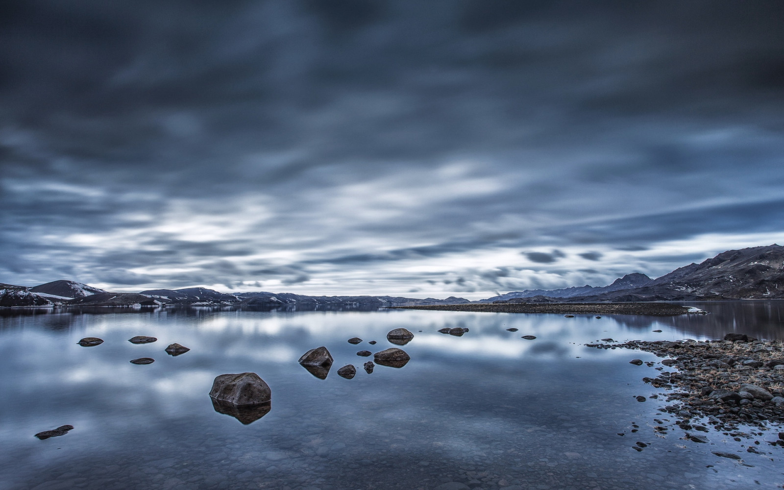 slunečnímu záření, krajina, černobílý, moře, jezero, voda, Příroda, odraz, nebe, sníh, zima, led, večer, ráno, měsíční svit, horizont, atmosféra, soumrak, mrak, hora, počasí, svítání, oceán, vlna, tma, jezero, atmosférický jev, počítač tapeta, meteorologický jev, kleyvarvatn