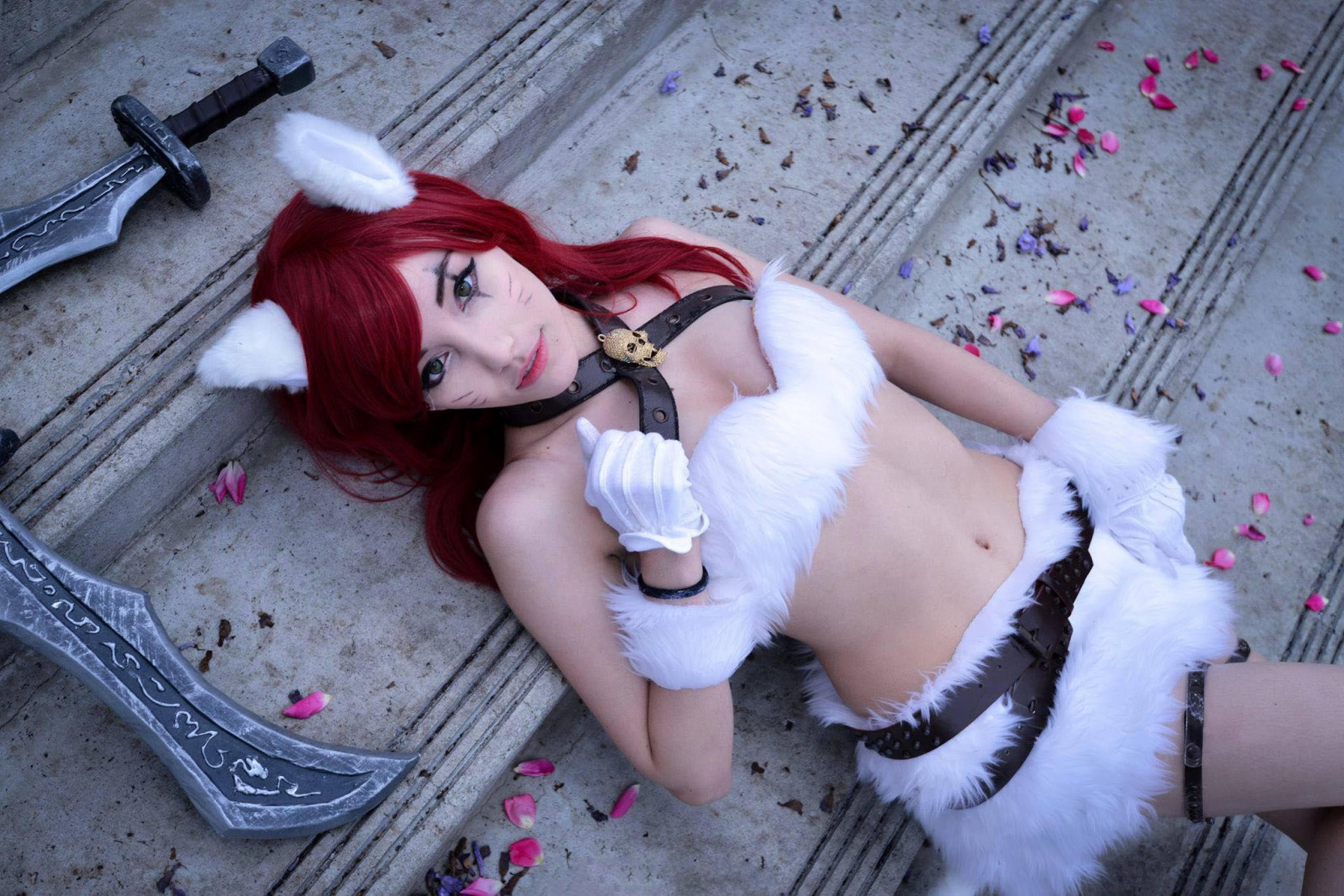 bílý, cosplay, Červené, League of Legends, pusa, kůže, oblečení, Katarina du Couteau, dívka, krása, ruka, dáma, noha, kostým, obraz, Lidské tělo, interakce