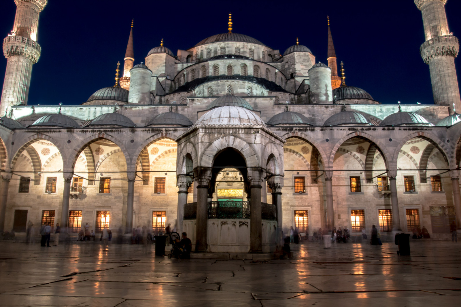 mezník, mešita, kupole, místo uctívání, byzantská architektura, budova, oblouk, turistická atrakce, noc, nebe, historické místo, středověká architektura, khanqah, město, metropole, fasáda, večer, náboženství, symetrie, synagóga