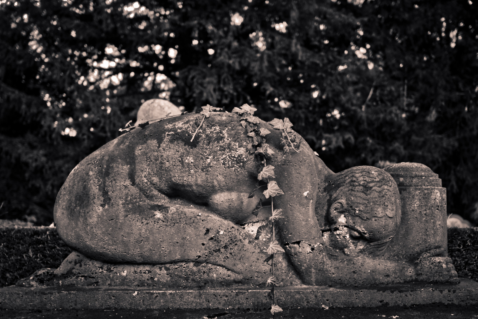 chrám, krajina, černobílý, architektura, Skála, nebe, fotografování, umělecká díla, Německo, sochařství, socha, smutek, smrt, hrob, hřbitov, Leica, kultura, akt, zranit, památník, UMĚNÍ, světlo, Černý a bílý, strom, dívka, tělesné, žena, tma, X1, friedhof, tod, licht, leben, kunst, sterben, bída, bolest, blick, schwarzweis, einsamkeit, opuštění, řezba, Leiden, Černý a bílý, monochromatické fotografování, dávná historie, archeologické naleziště, stone carving, zátiší fotografování, zármutek, nouze, muka, urvat, Hannover, Schmerz, braless, ne, prázdnota, Leid, smutek, utrpení, smutek, gram, Elend, poškodit, Trauer, Qual, Qualen, Kummer, M, Trauern, Trauerzeit, Sorge, Betr bnis, Traurigkeit, Bolesti, bolest, Bedr ngnis, Verzweiflung, bolestivost, Engesohde, Pohřebiště, Chytit tte, Misere, rušička, Neštěstí, stock photography