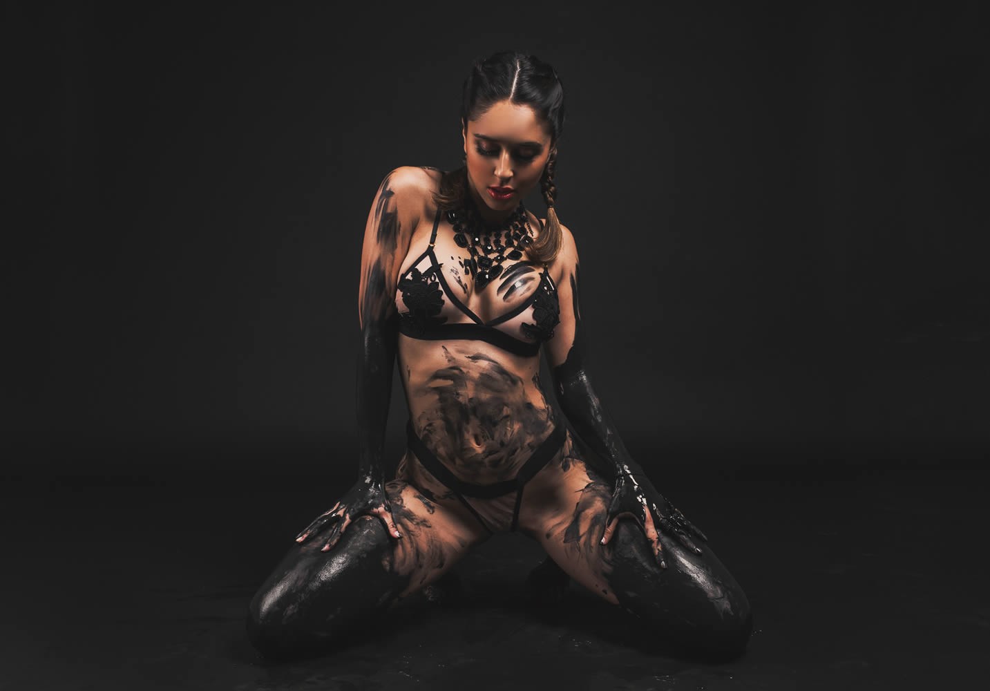 Černá, ženy, model, bruneta, sedící, fotografování, Tianna Gregory, krása, tanec, tma, sval, choreografie, lidských pozice, focení, umění model, performance, moderní tanec, koncertní tanec