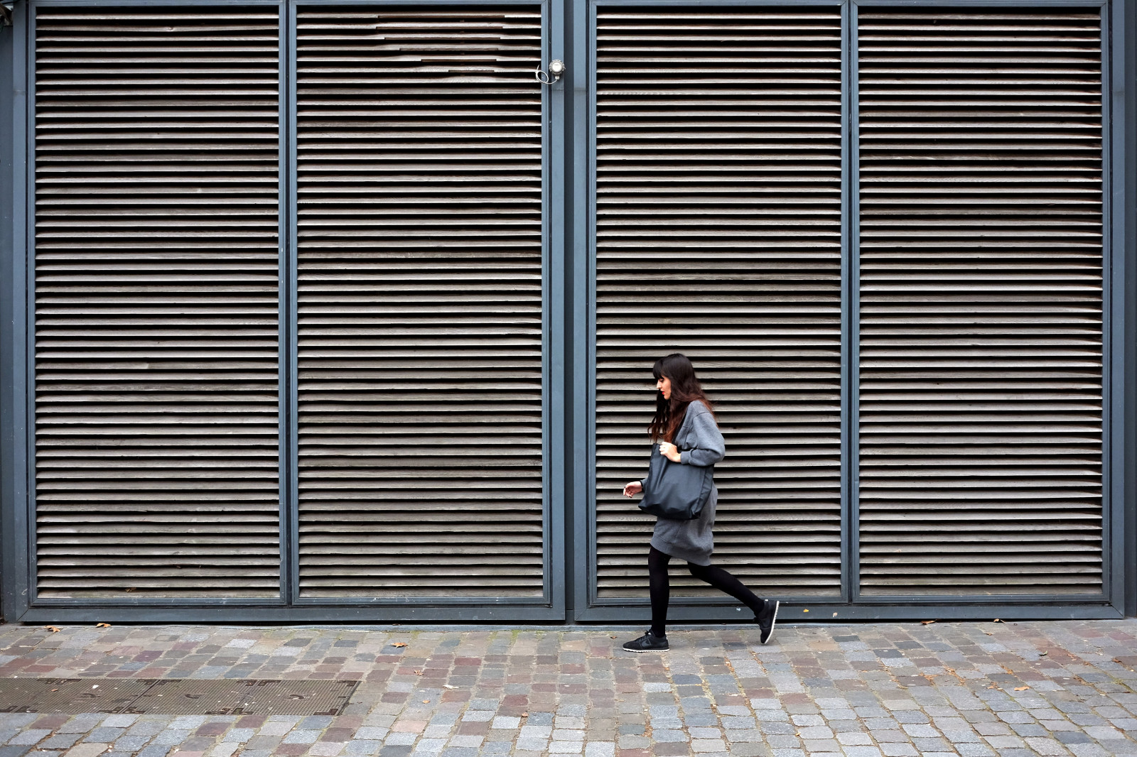 vindue, by, gade, by-, væg, træ, grå, dør, linjer, Indretning, gå, Fujifilm, gå, Gade syn, linje, streetphotography, gåstol, vandrere, streetphotographer, facade, vinduet dækker, vindue behandling, vindue blinde, fujixt10, streetwalk