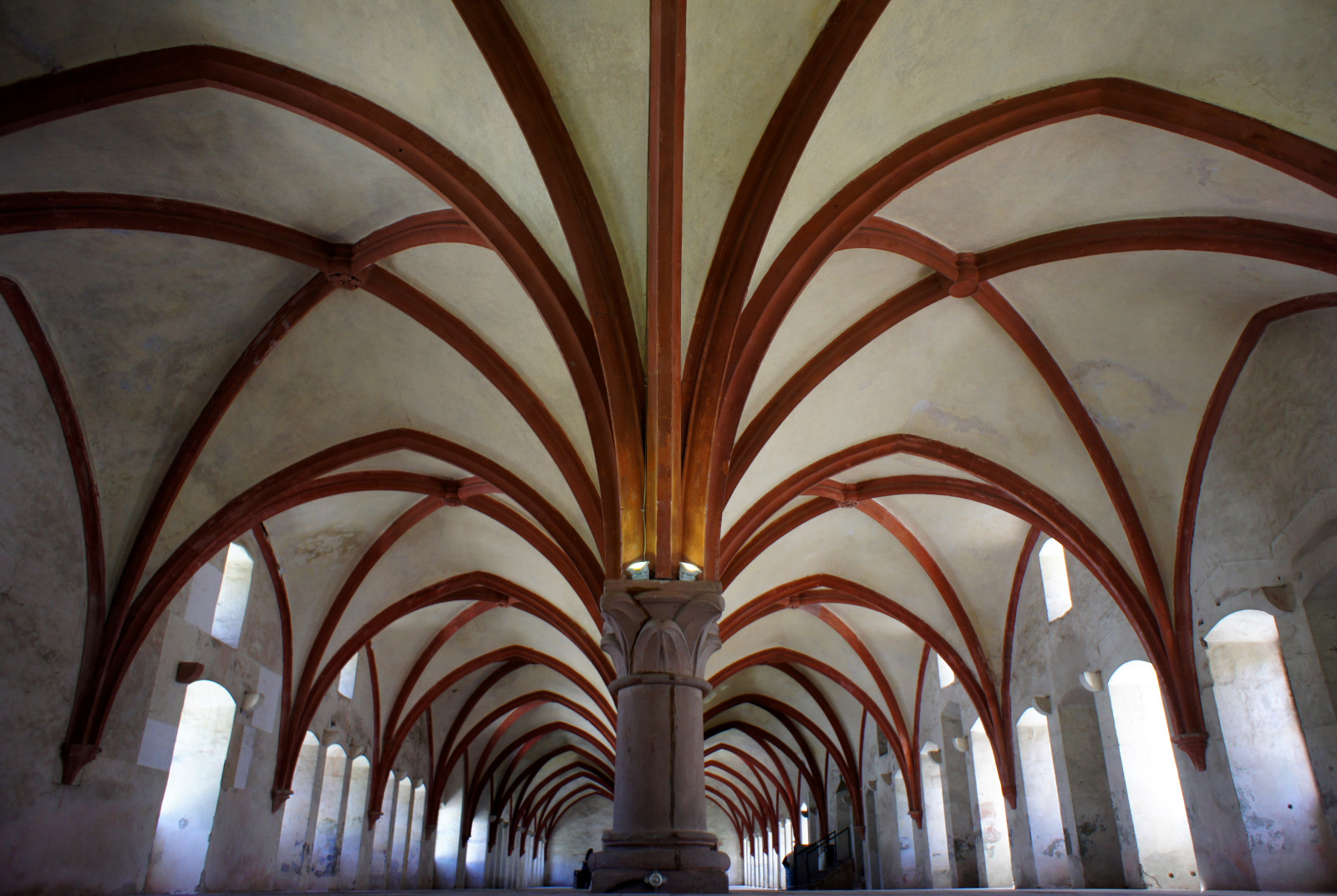 budova, interiér, symetrie, sloupec, oblouk, pasáž, struktura, gotická architektura, strop, denní osvětlení, klenba, středověká architektura, Eberbach