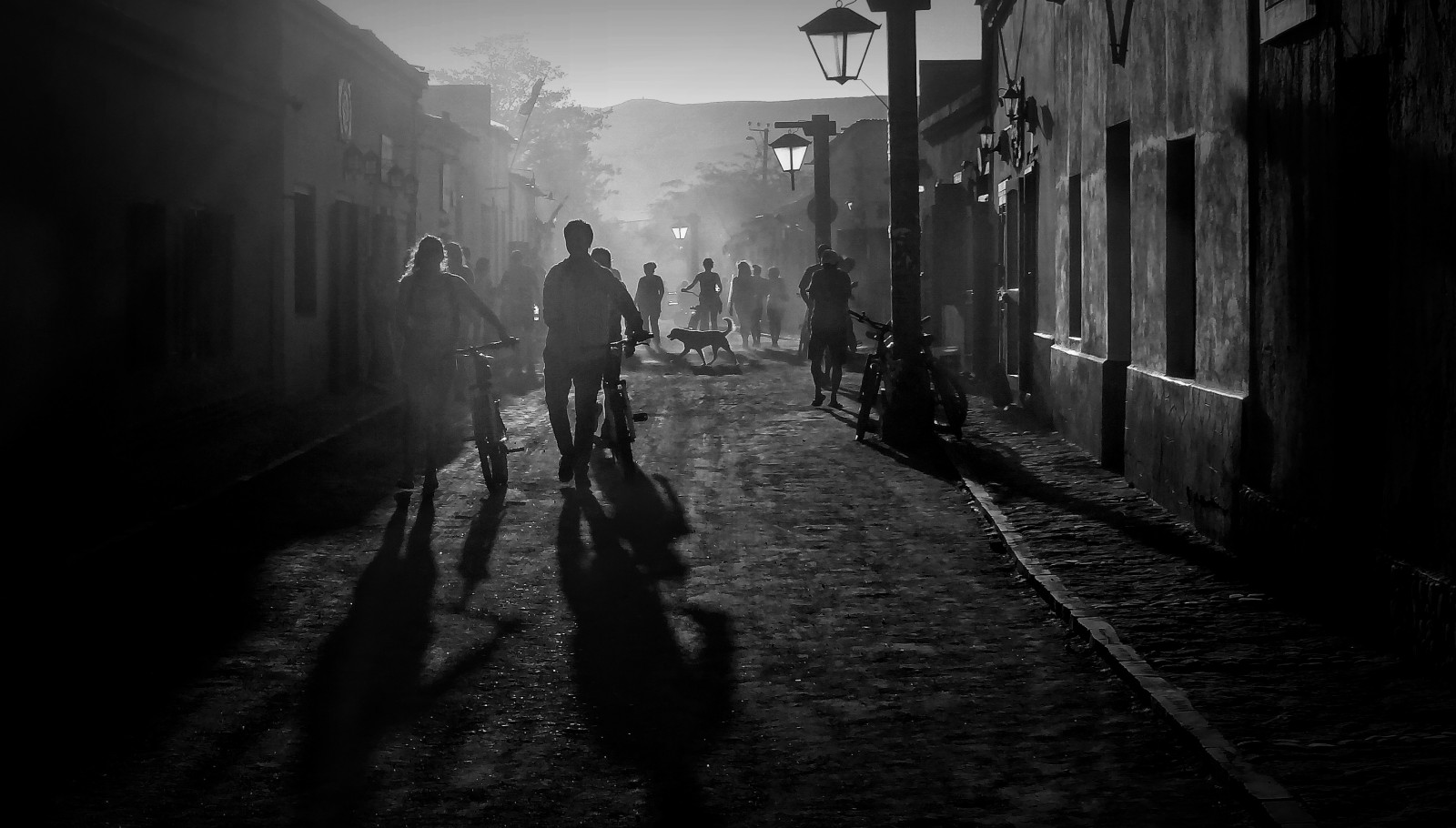 sort, monokrom, gade, nat, himmel, skygge, vej, fotografering, aften, ørken, atmosfære, Sombra, midnat, infrastruktur, lys, sort og hvid, scene, gyde, Gade syn, fotografi, mørke, rue, noiretblanc, calle, blancoynegro, øjebliksbillede, ombre, sort og hvid, monokrom fotografering, film noir, fænomen, chili, sanpedrodeatacama, salar, atacama