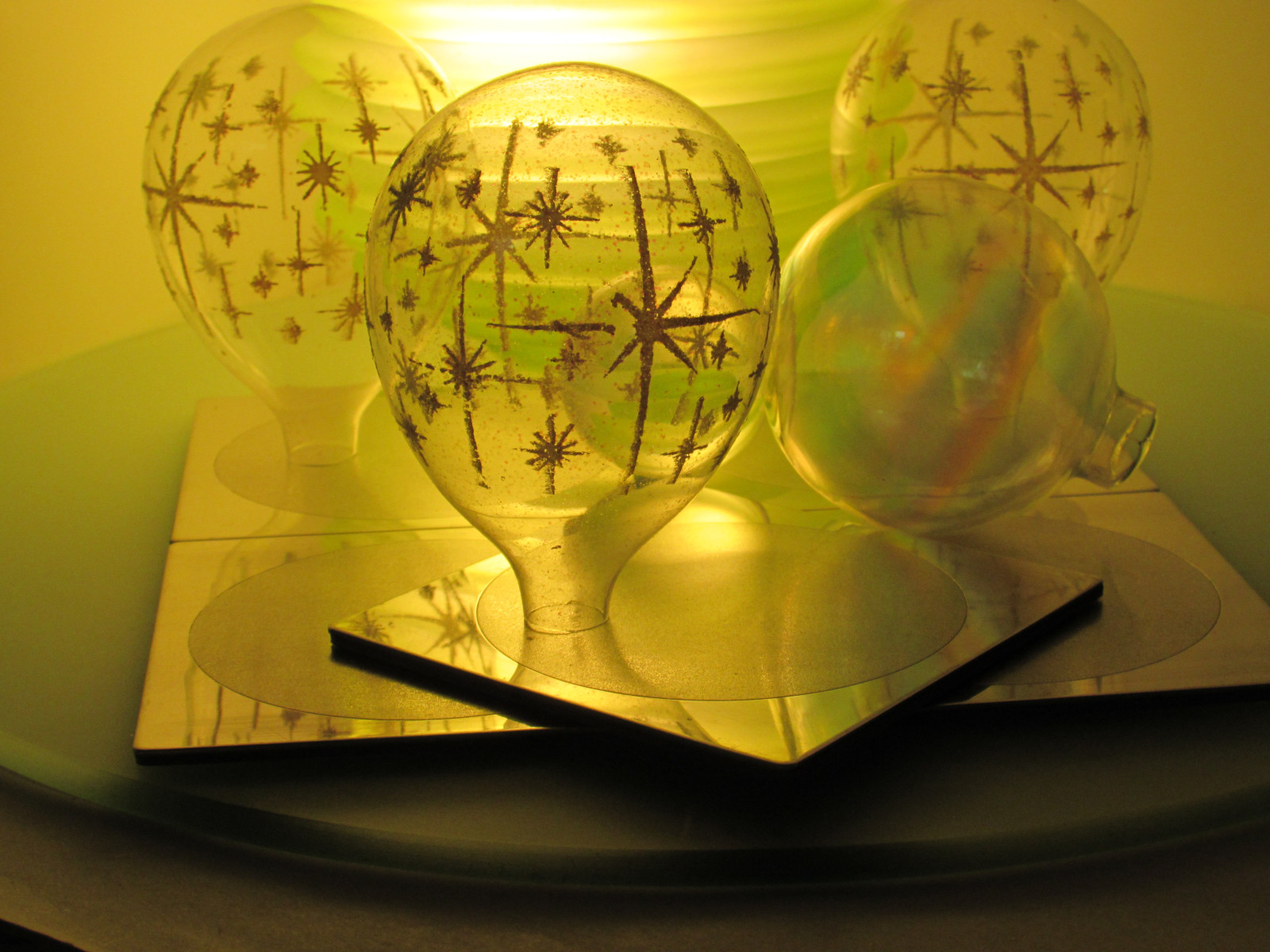 koule, zelená, žlutý, sklenka, UMĚNÍ, odrazy, materiál, stálý život, zátiší fotografování, lesk, STG, christmasornaments, osvětlení příslušenství, hra duhovými barvami, Stggrornam