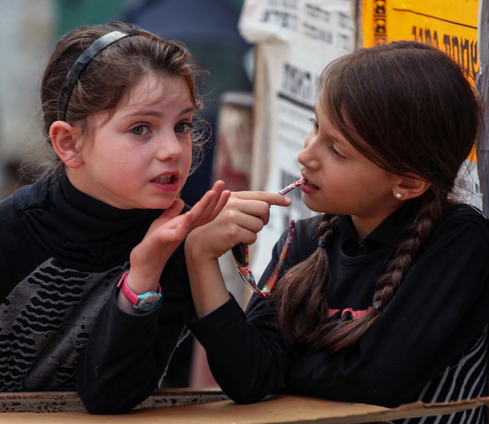 tempio, ritratto, occhiali da sole, trecce, Gerusalemme, Israele, ebrei, pettegolezzo, bambino, palma, ragazza, Sorriso, ragazze, divertimento, streetphotography, Candido, parlando, istantanea, orecchini, conversazione, alunno, comunicazione, Ultraortodosso, Meahshearim, human behavior