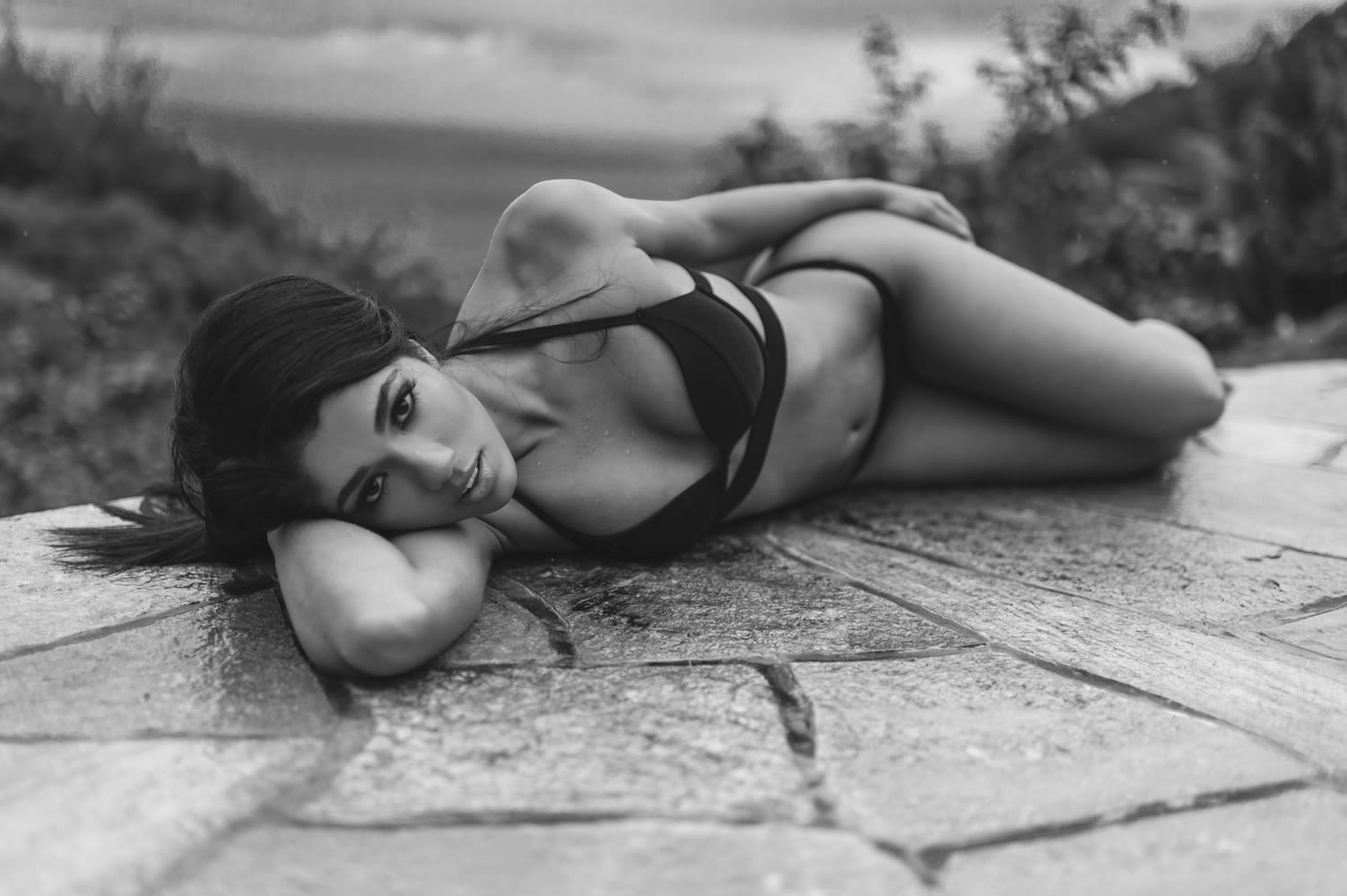 bílý, Černá, ženy, černobílý, model, sedící, fotografování, Osoba, oblečení, romantika, dívka, krása, žena, ruka, prst, noha, fotografie, obraz, Černý a bílý, monochromatické fotografování, lidských pozice, focení, umění model, interakce