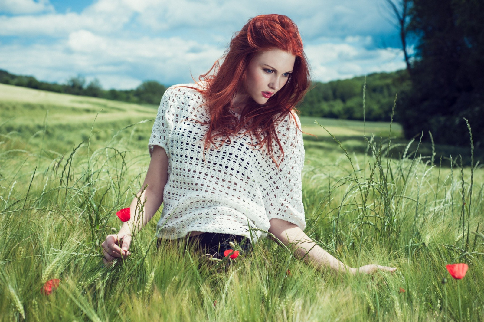 Frauen im Freien, Frau, Rothaarige, Modell-, Blumen, Natur, rot, Gras, draußen, Feld, Kleid, Grün, Emotion, Frühling, Person, Kind, Blume, Pflanze, Mädchen, Schönheit, Jahreszeit, Landwirtschaft, Wiese, Rasen, ländliches Gebiet, Lebensraum, Portraitfotografie, Fotoshooting, Grasfamilie