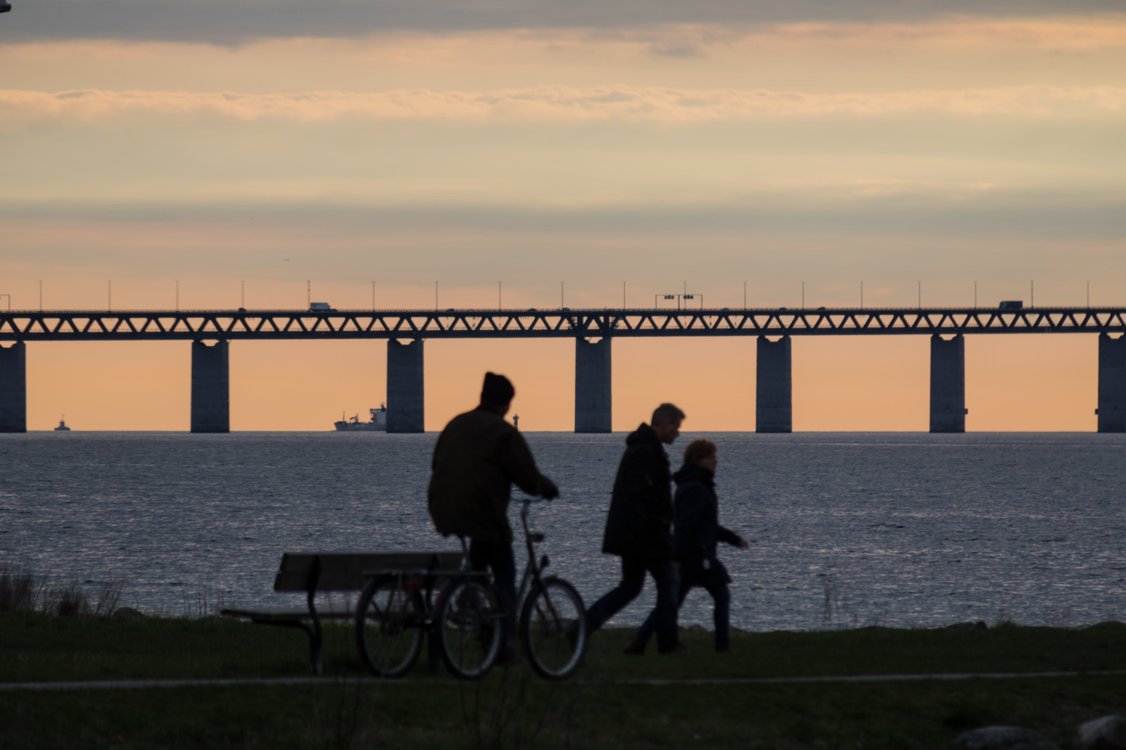 lidé, západ slunce, moře, voda, silueta, svítání, večer, ráno, most, horizont, soumrak, Bro, svítání, solnedg ng, vatten, hav, m nniska, Malmo, Limhamn, limhamnssm b tshamn, atmosférický jev