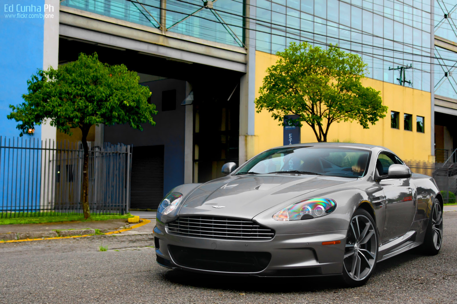 sort, gade, bil, bygning, køretøj, vej, fotografering, makro, grå, Canon, DBS, britisk, sportsvogn, dæk, Curitiba, Aston Martin DBS, Brasil, coupe, ydeevne bil, 007, Aston Martin DB9, eksotisk, Sedan, Aston Martin Vanquish, Aston Martin Vantage, GT, Rebel, 2011, Bånd, DC, ny, Foto, hjul, gran, auto, Turismo, kant, aston, martin, superbil, sigma, europæisk, james, worldcars, automotive, v12, jord køretøj, bildesign, luksus køretøj, familie bil, kompakt bil, motor køretøj, automotive dæk, personlig luksus bil, udøvende bil, bybil, midten størrelse bil, forlygte, auto del, 1770mm, XSi, Aston Martin DBS v12, Aston Martin v8 udsigtspunkt 2005, FIC, f2845, ZR20, automotive wheel system