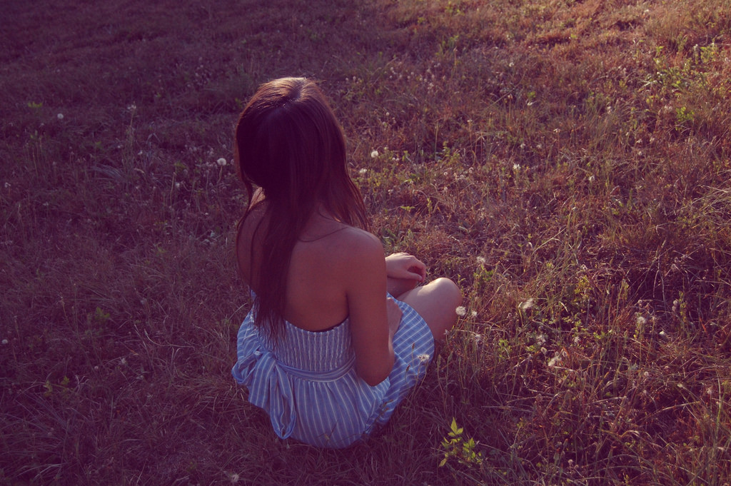 slunečnímu záření, květiny, bruneta, milovat, tráva, pole, fotografování, šaty, ráno, Nikon, emoce, jaro, Dospívající, romantika, podzim, list, květ, dívka, krása, sezóna, Erica, ruka, ženský, fotografie, interakce, jenna