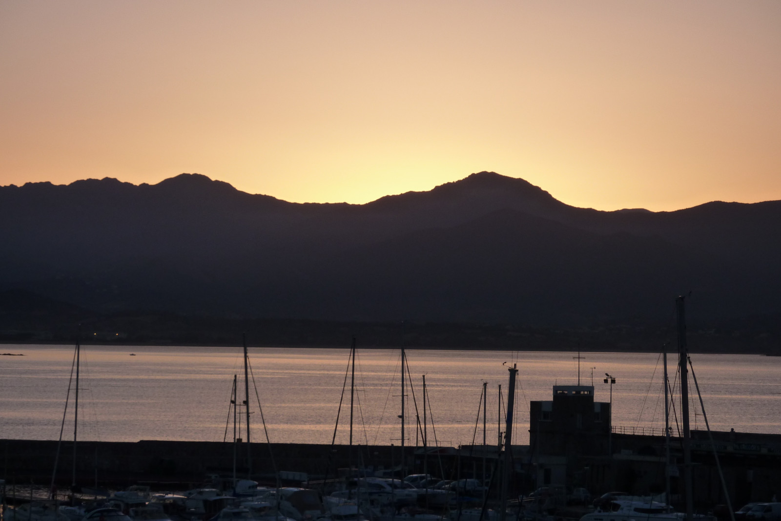 sollys, skib, båd, solnedgang, hav, afspejling, himmel, solopgang, aften, morgen, kyst, Sol, horisont, skumring, Korsika, Ajaccio, Cessna, rossi, Sky, bjerg, daggry, Avion, Havn, maritim, Soleil, Corse, mer, navire, Tino, civile, s curit, Aube, golfe, nationale, p trolier, clara, tankskib, fs, h licopt re, gendarmeri, ec145, atmosfærisk fænomen, efterglød