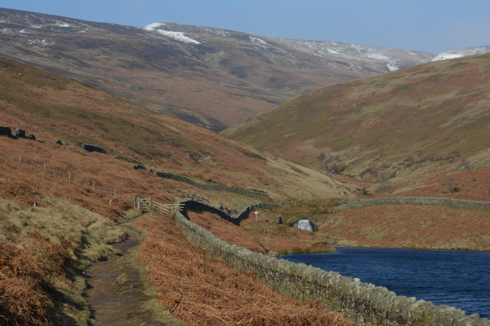 krajina, hory, vodopád, kopec, jezero, voda, tráva, nebe, sníh, zima, pole, silnice, Anglie, horizont, údolí, kaňon, horský průsmyk, cesta, tundra, plošina, Lake District, hřbet, strom, hora, venkovní, divoký, pole, vřes, nádrž, wasser, Spojené království, kinder, pleso, Derbyshire, vysočina, mountainside, jezero, highpeak, geologie, venkov, horských reliéf, klesl, stráň, Peak District, mrzutý, ekoregion, rašeliniště, trávníky, hayfield, předhůří, hikerspath, kinderreservoir, slátanina, sráz, williamclough