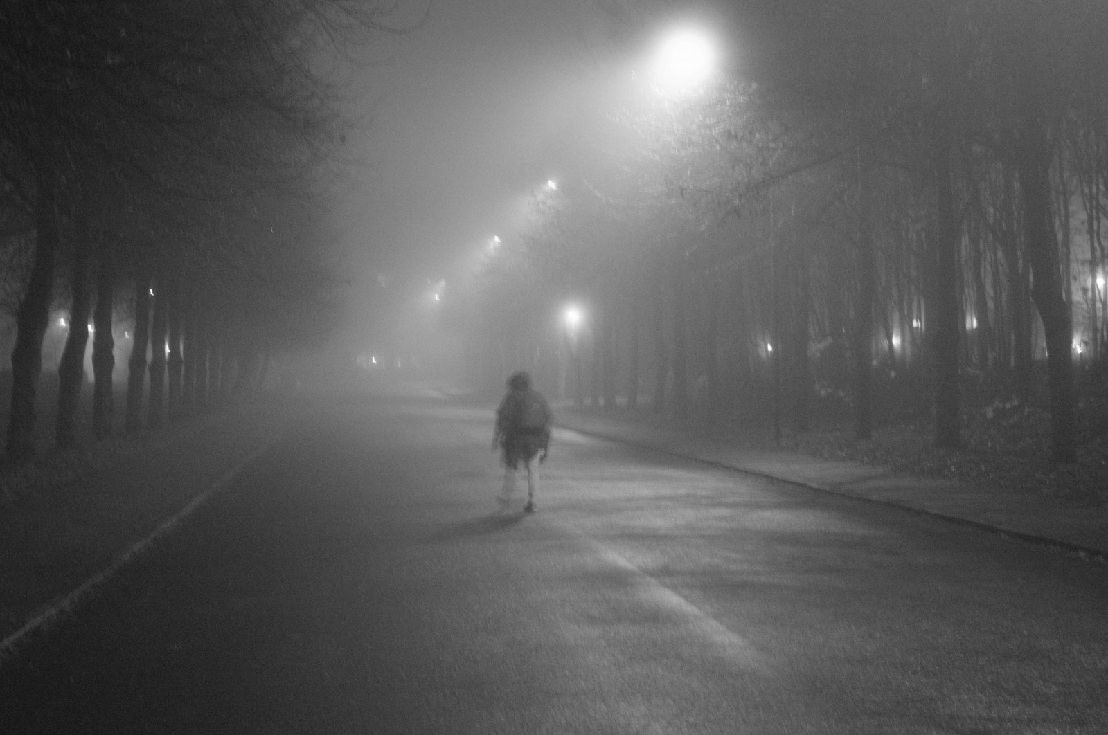 slunečnímu záření, pouliční osvětlení, lidé, Černá, černobílý, portrét, ulice, noc, nebe, silnice, fotografování, večer, ráno, mlha, atmosféra, Švédsko, asfalt, půlnoc, Sverige, světlo, strom, mlha, žena, dimma, Lund, kvinna, tma, streetphotography, pruh, pouliční lampa, Atmosféra Země, Černý a bílý, monochromatické fotografování, mrholení, jev, kg, Minoltarokkor40mmf20cle, Mrokkor40mmf2, Klosterg rden, V stanv g