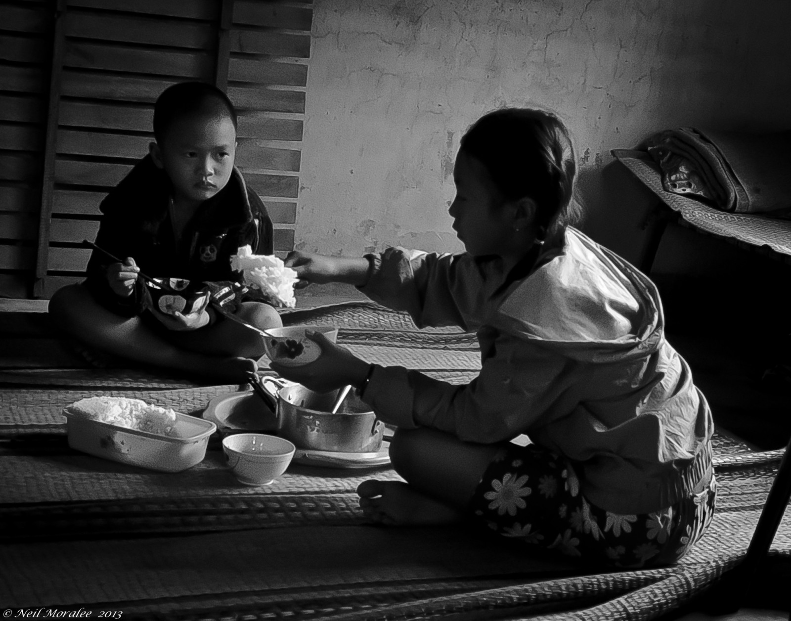 chlapec, tělesné, bílý, Černá, dívka, černobílý, stěna, děti, oběd, postel, rýže, jíst, mladý, miska, squat, hrnec, jíst, tyčinky, Pánev, dětská postýlka, podřepu, Floow, rohože, neilmoraleenikon, Vietnamnikond7000neilmoralee