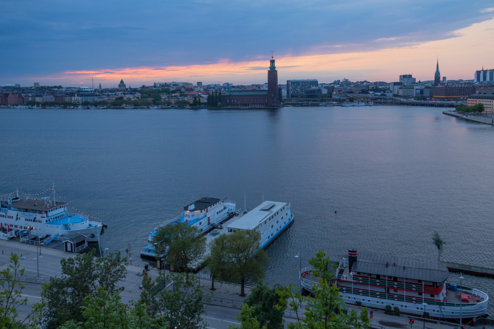 båd, solnedgang, hav, bybilledet, Bugt, vand, bygning, himmel, køretøj, skyline, kyst, flod, havn, Stockholm, dok, skumring, færge, Marina, Sky, solnedg ng, b t, byggnad, skymning, Havn, attackfoto, attackfoto7, vandveje