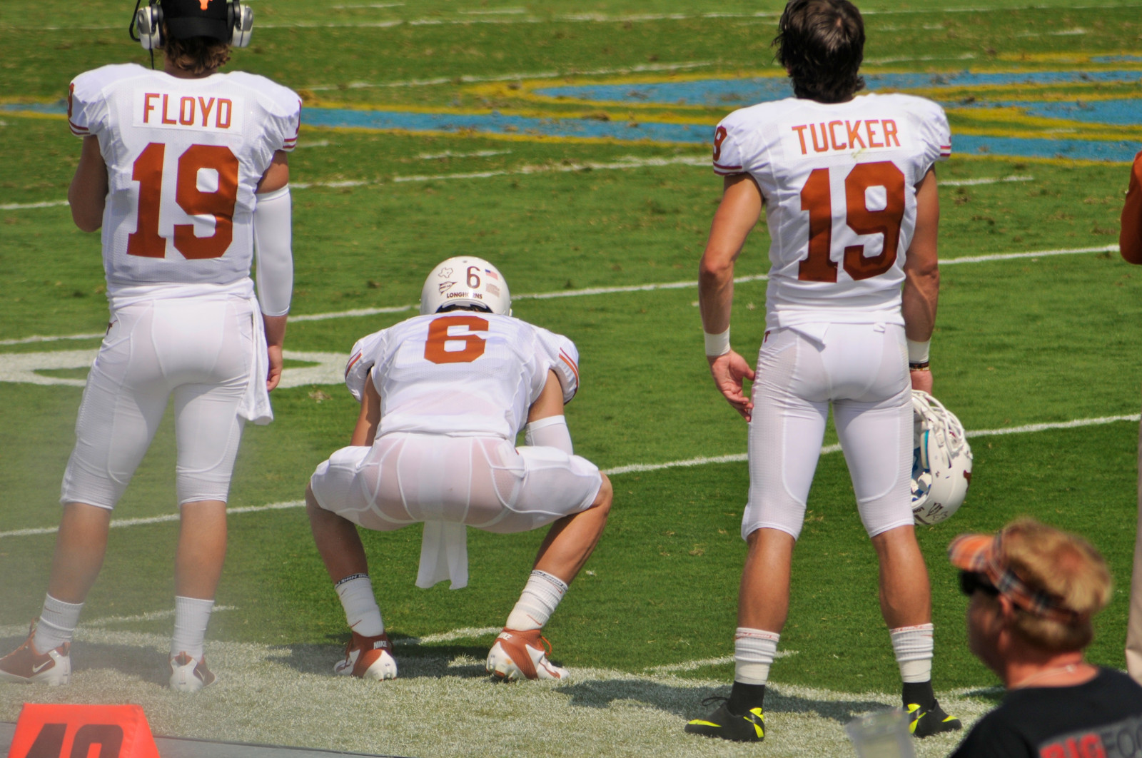 sportovní, sportovní oblečení, tráva, pole, růžky, modrý, tým, oranžový, růže, letní, fotbal, stadión, Americký fotbal, jednotný, oblečení, vysoká škola, univerzita, NCAA, září, 2011, trikot, miska, Fotbal, soutěž, mistrovství, turnaj, nikond300, LosAngeles, hry, hráč, fotbalista, sportovní dějiště, produkt, událost soutěž, Míčová hra, týmový sport, squat, Fotbalové vybavení a potřeby, rošt fotbal, ochranné prostředky ve zhlaví fotbale, kanadský fotbal, quarterback, fotbal přilba, ochranných pomůcek při sportu, Pasadena, burntorange, arena fotbal, universityoftexas, Longhorns, Ucla, Bruins, Rosebowl, fotbalové hřiště, Hookemhorns, Mccoy, Ncaafootball, Vysoká škola, Texaslonghorns, Uclabruins, Číslo19, Justintucker, Johnpaulfloyd, Texascalifornia, Casemccoy, defensive tackle