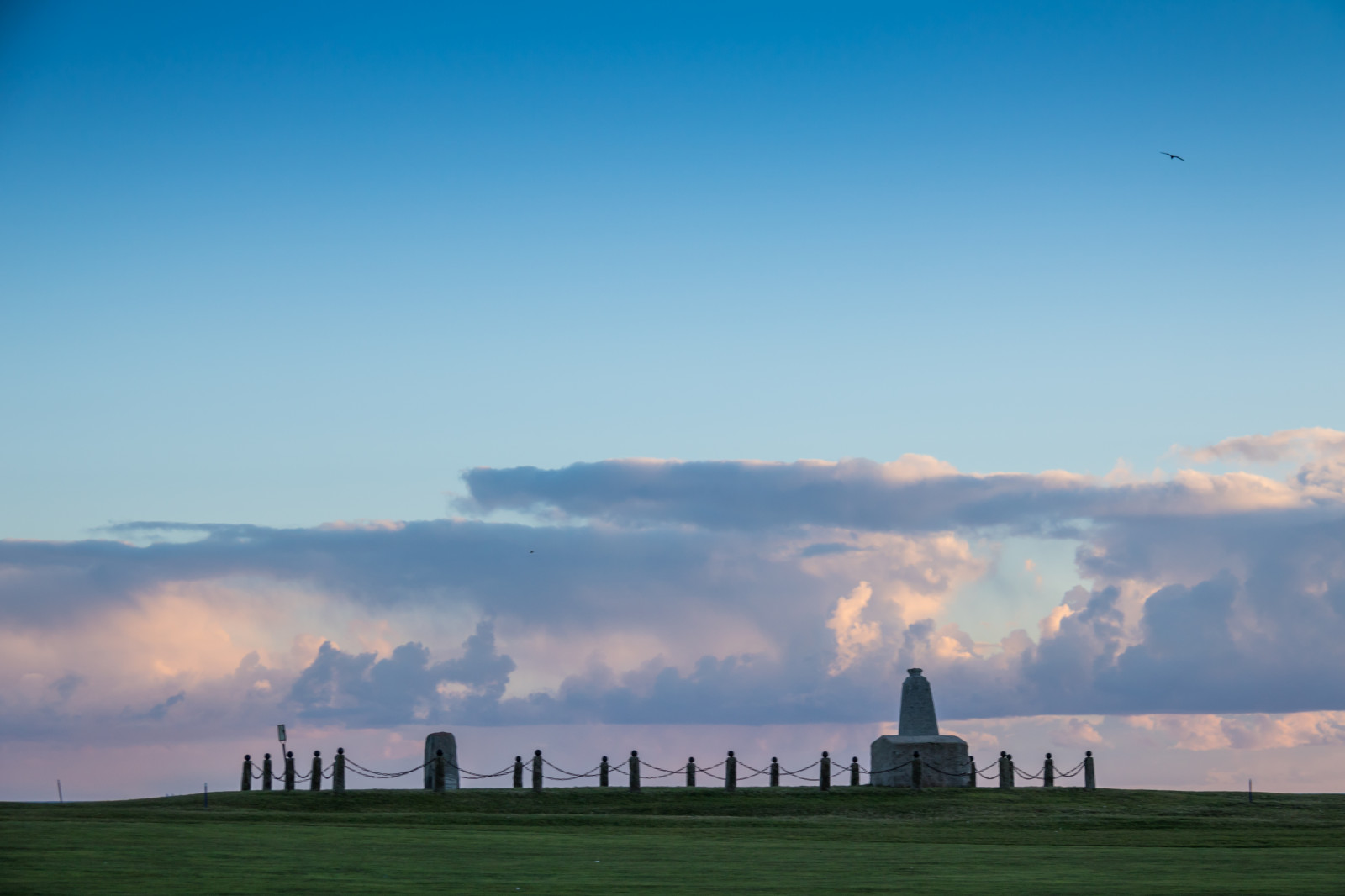 sollys, solnedgang, hav, bakke, himmel, solopgang, skyline, aften, morgen, tårn, kyst, vind, horisont, skumring, monument, Sky, daggry, Trelleborg, Golfklubben, stavstensmonumentet, almindeligt, prærie, atmosfærisk fænomen, atmosfære af jord